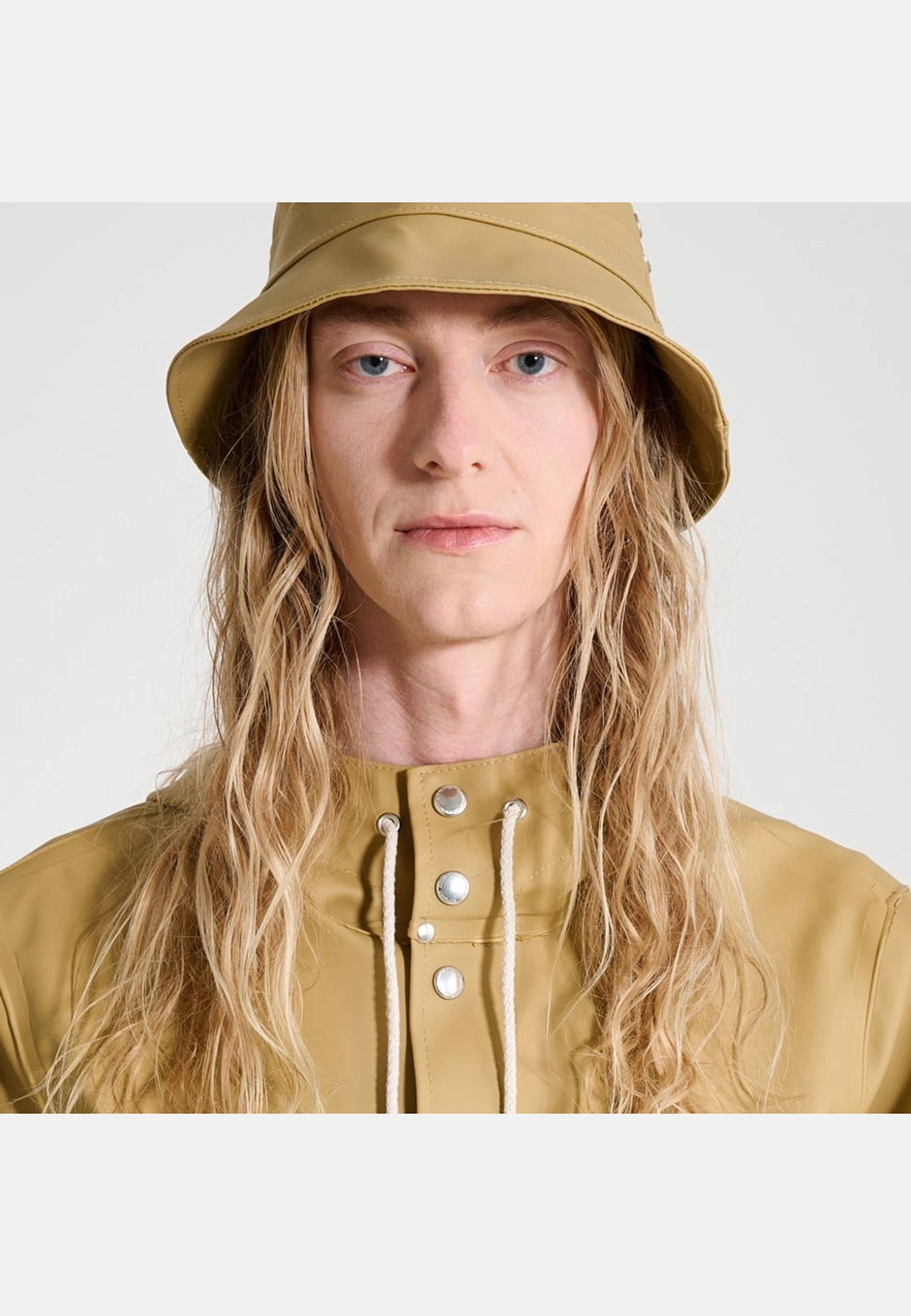 Beckholmen Bucket Hat, från Stutterheim, i färgen sand. Klicka för att öppna bilden i stort format