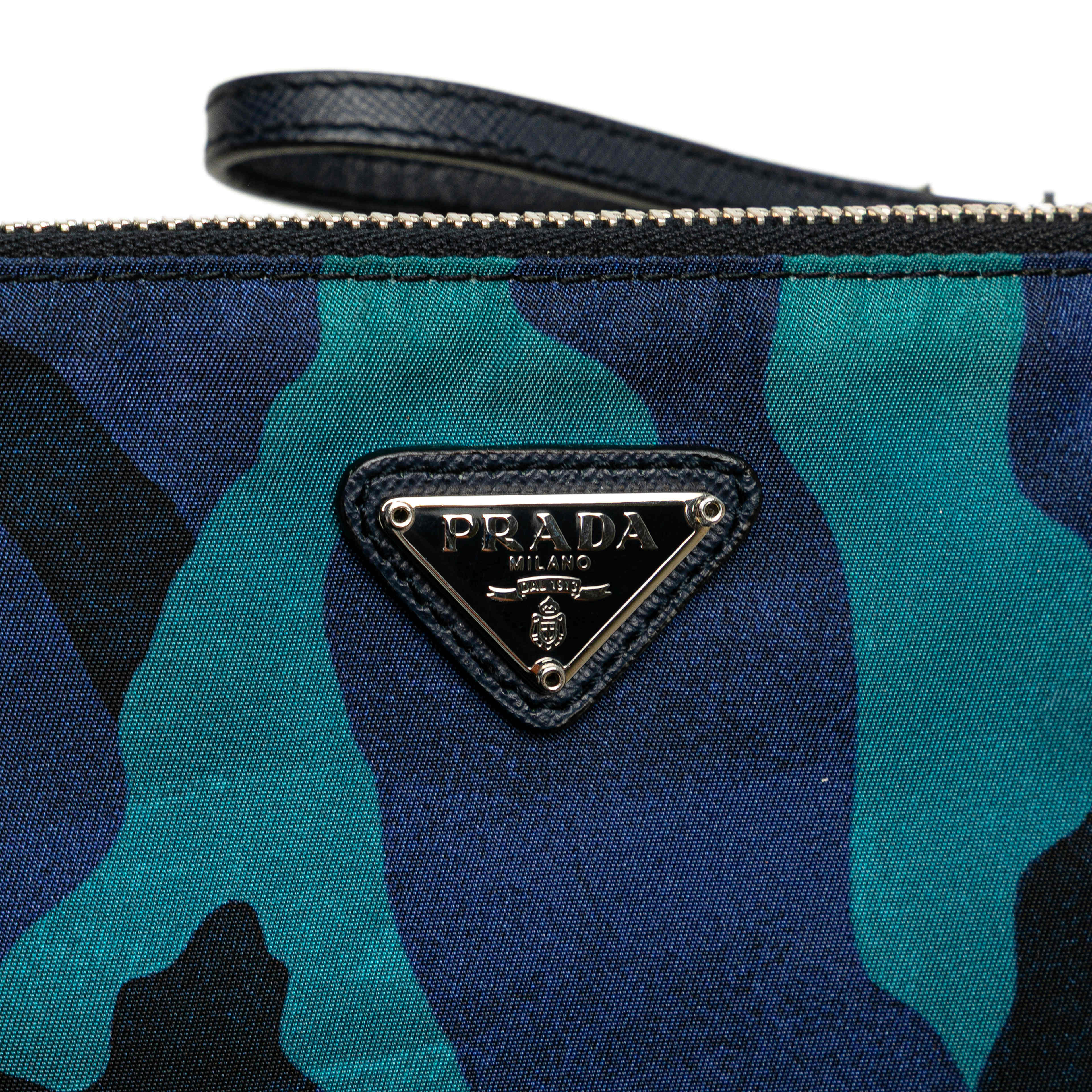 Prada Tessuto Camouflage Clutch, från Luxclusif, i färgen blue. Klicka för att öppna bilden i stort format