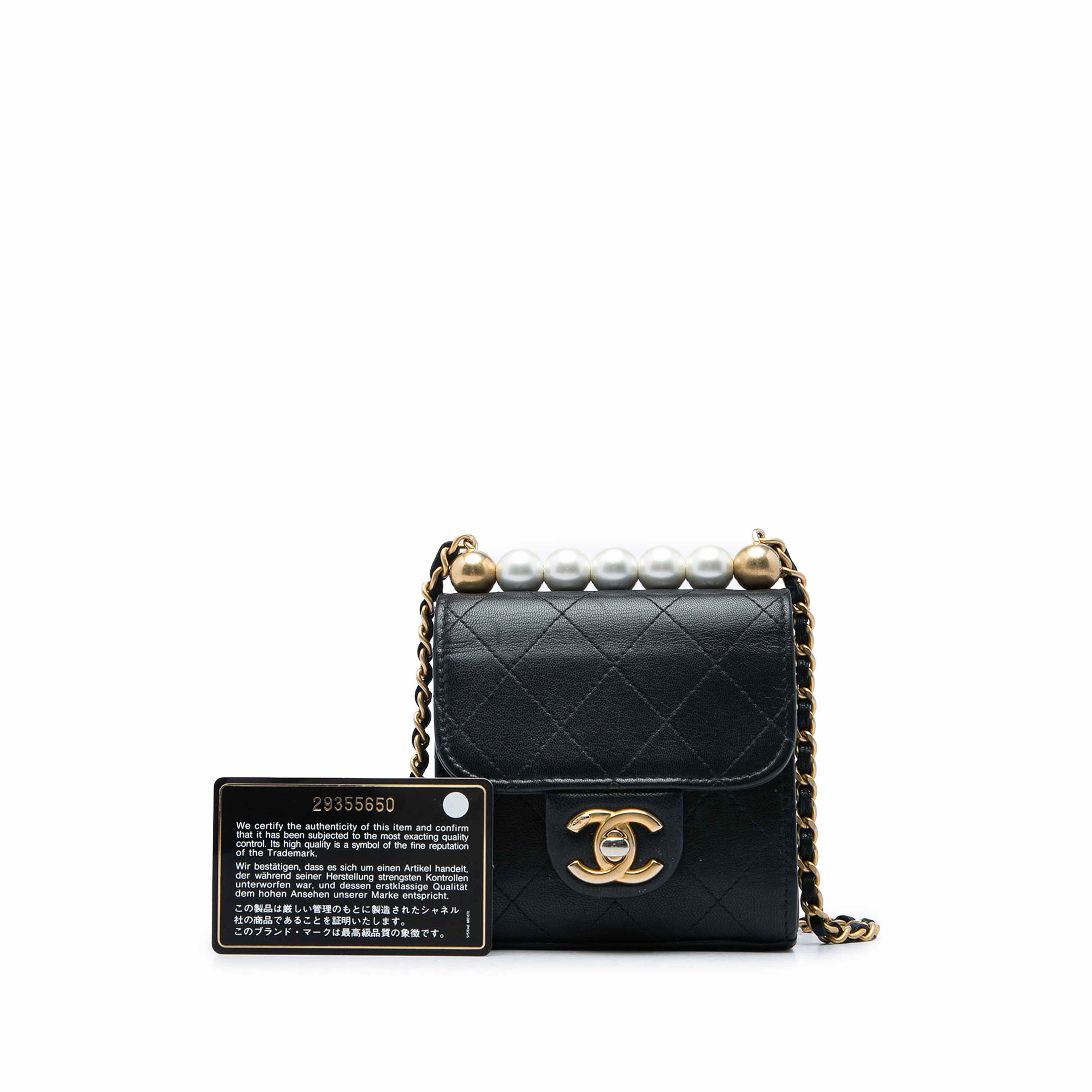 Chanel Mini Goatskin Chic Pearls Clutch On Chain, från Luxclusif, i färgen svart. Klicka för att öppna bilden i stort format