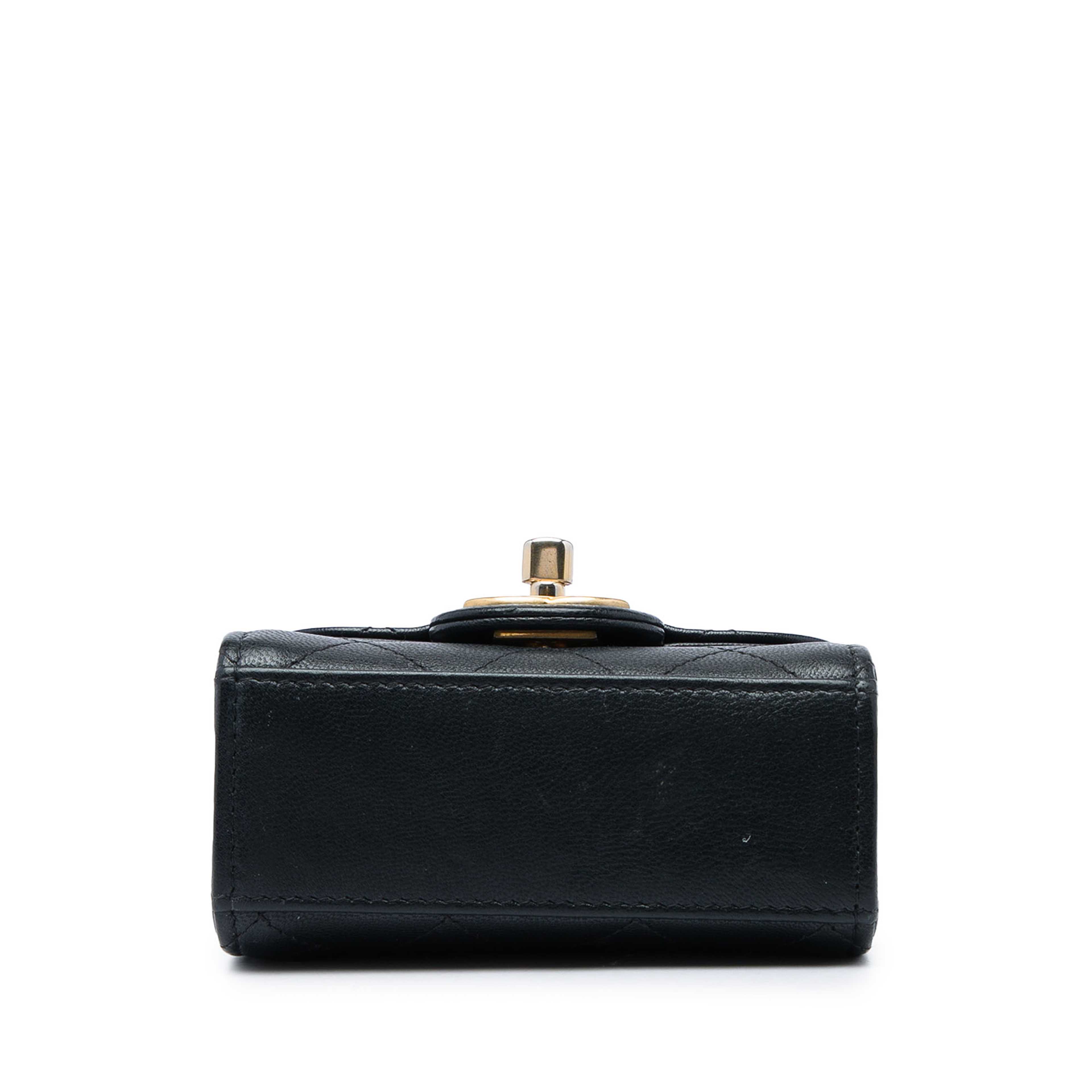 Chanel Mini Goatskin Chic Pearls Clutch On Chain, från Luxclusif, i färgen svart. Klicka för att öppna bilden i stort format