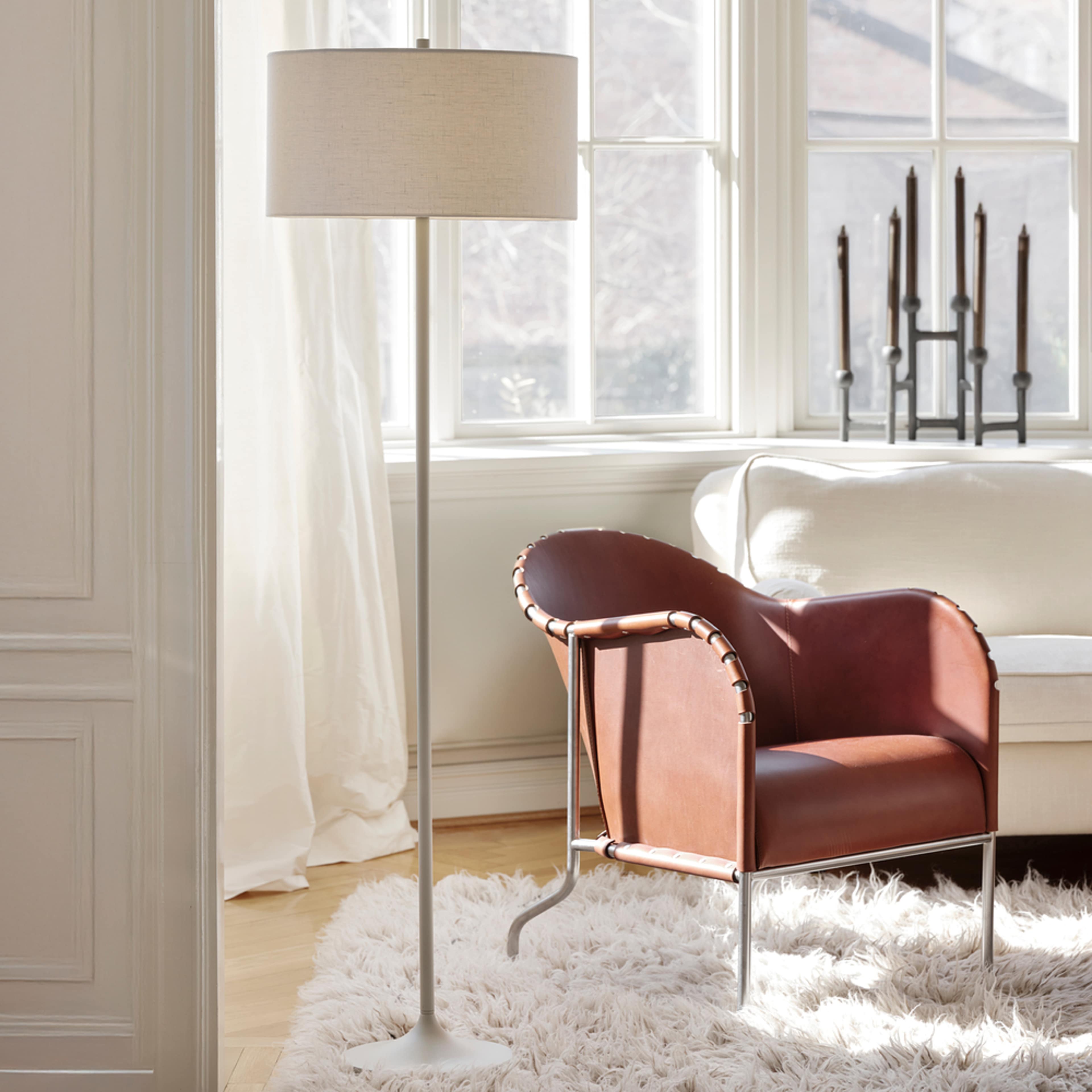 Golvlampa Soft Ø44, från Belid, i färgen linne vit/sand. Klicka för att öppna bilden i stort format