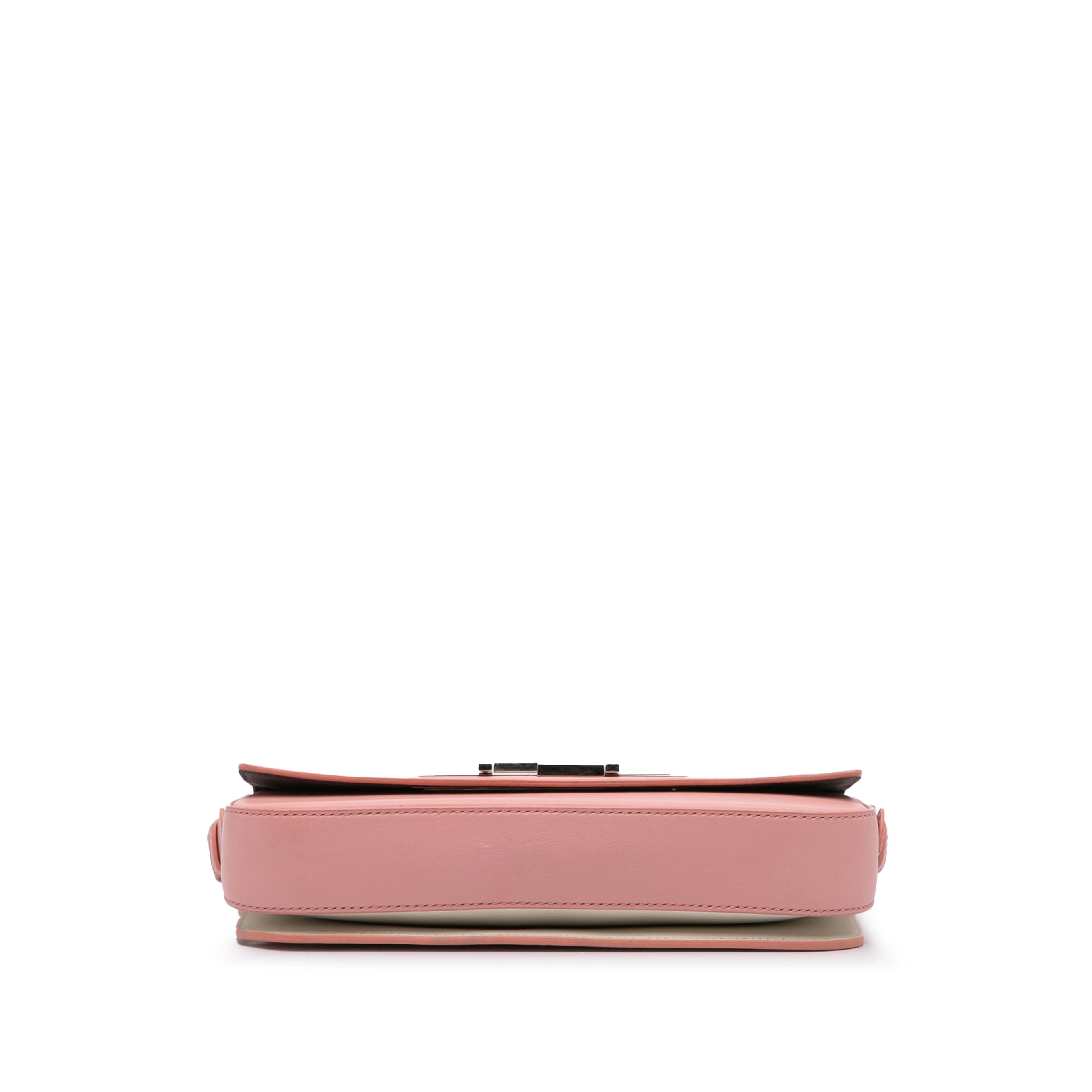Fendi Calfskin 3baguette Shoulder Bag, från Luxclusif, i färgen light pink.