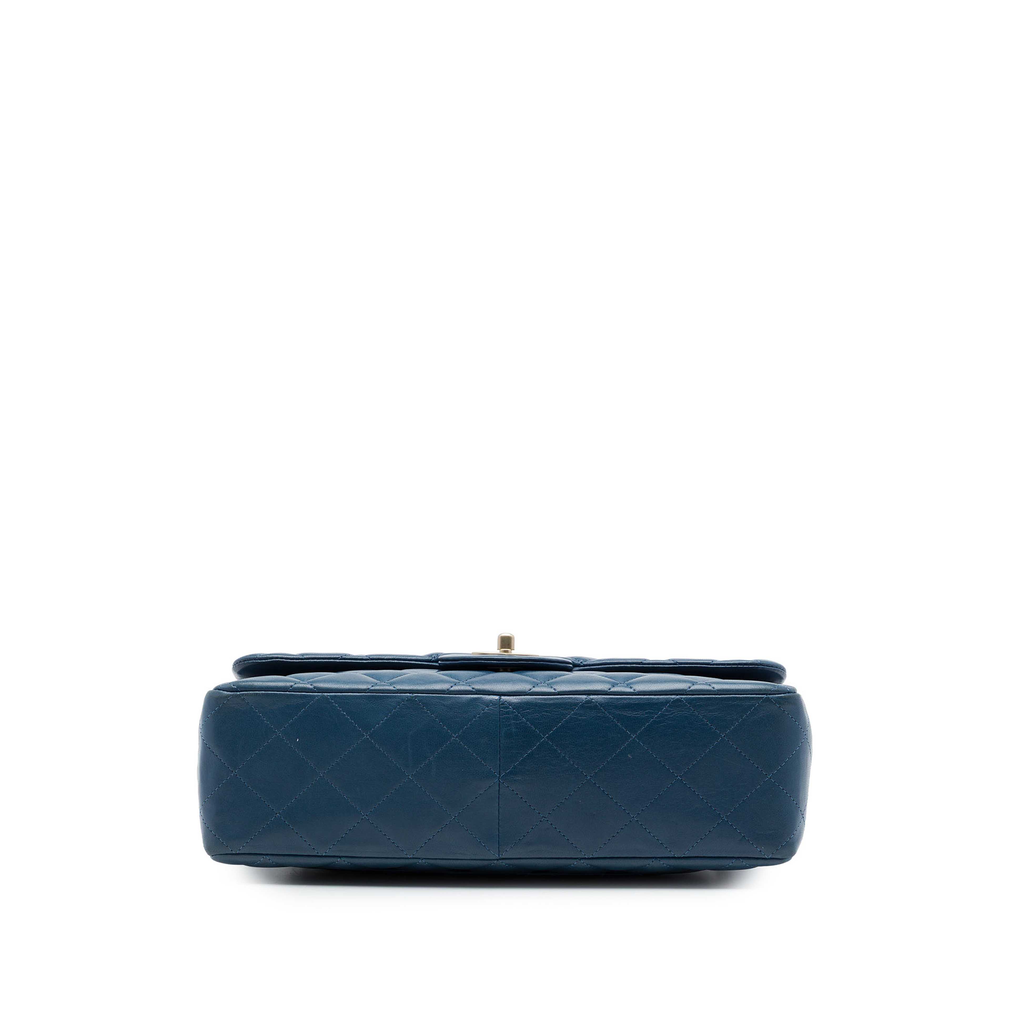 Chanel Jumbo Classic Lambskin Single Flap, från Luxclusif, i färgen blå. Klicka för att öppna bilden i stort format