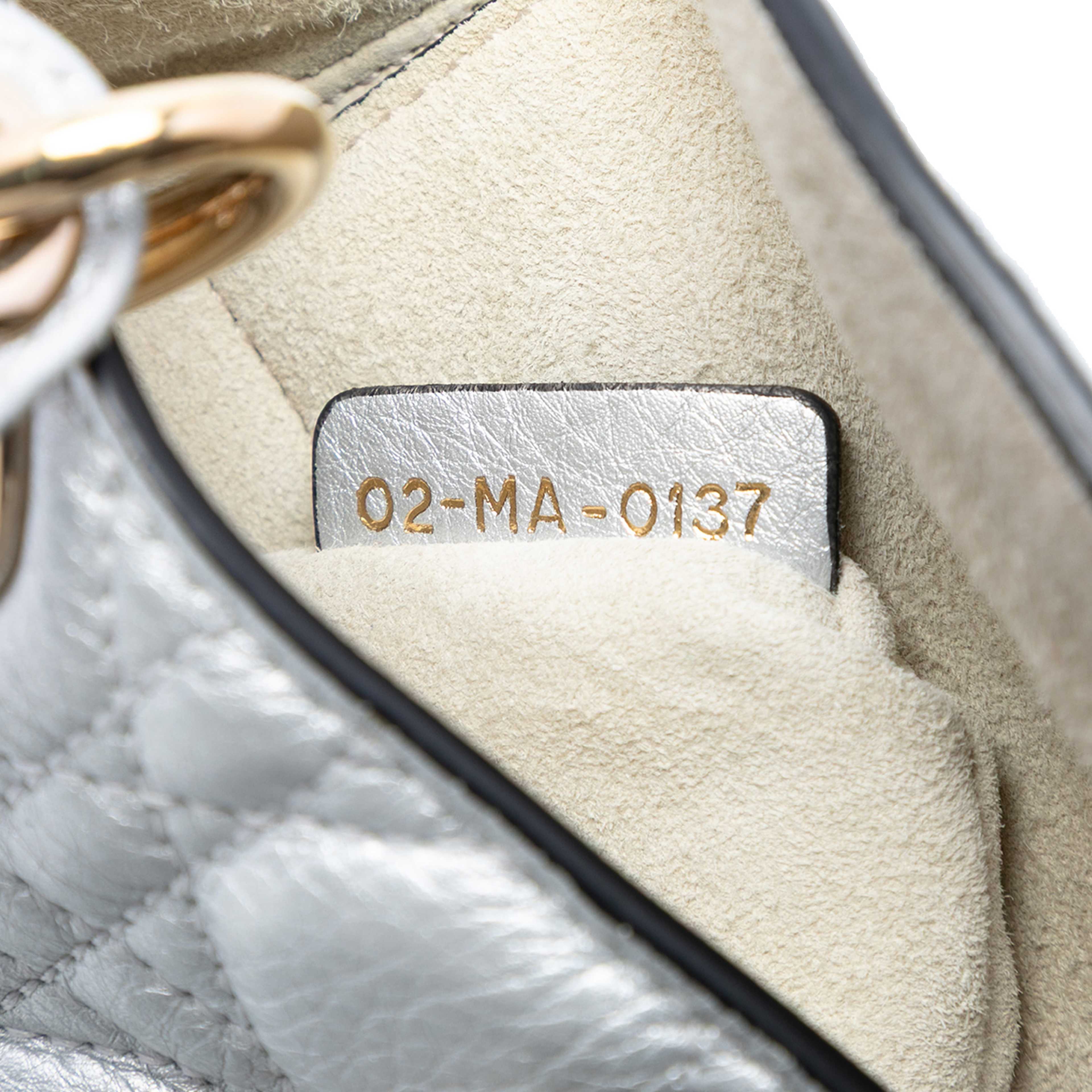 Dior Mini Metallic Lambskin Cannage Lady Dior, från Luxclusif, i färgen silver. Klicka för att öppna bilden i stort format