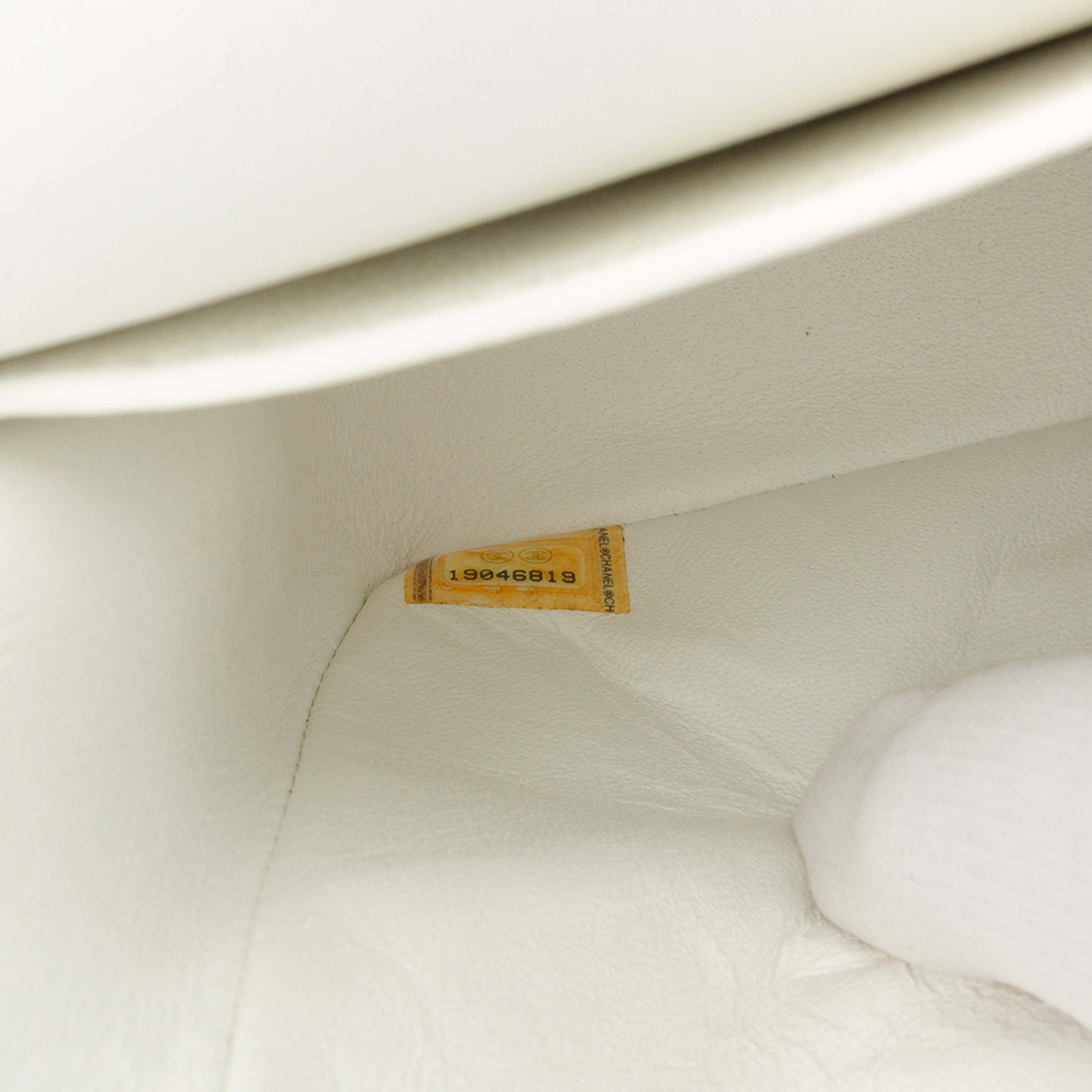 Chanel Medium Classic Caviar Double Flap, från Luxclusif, i färgen white. Klicka för att öppna bilden i stort format