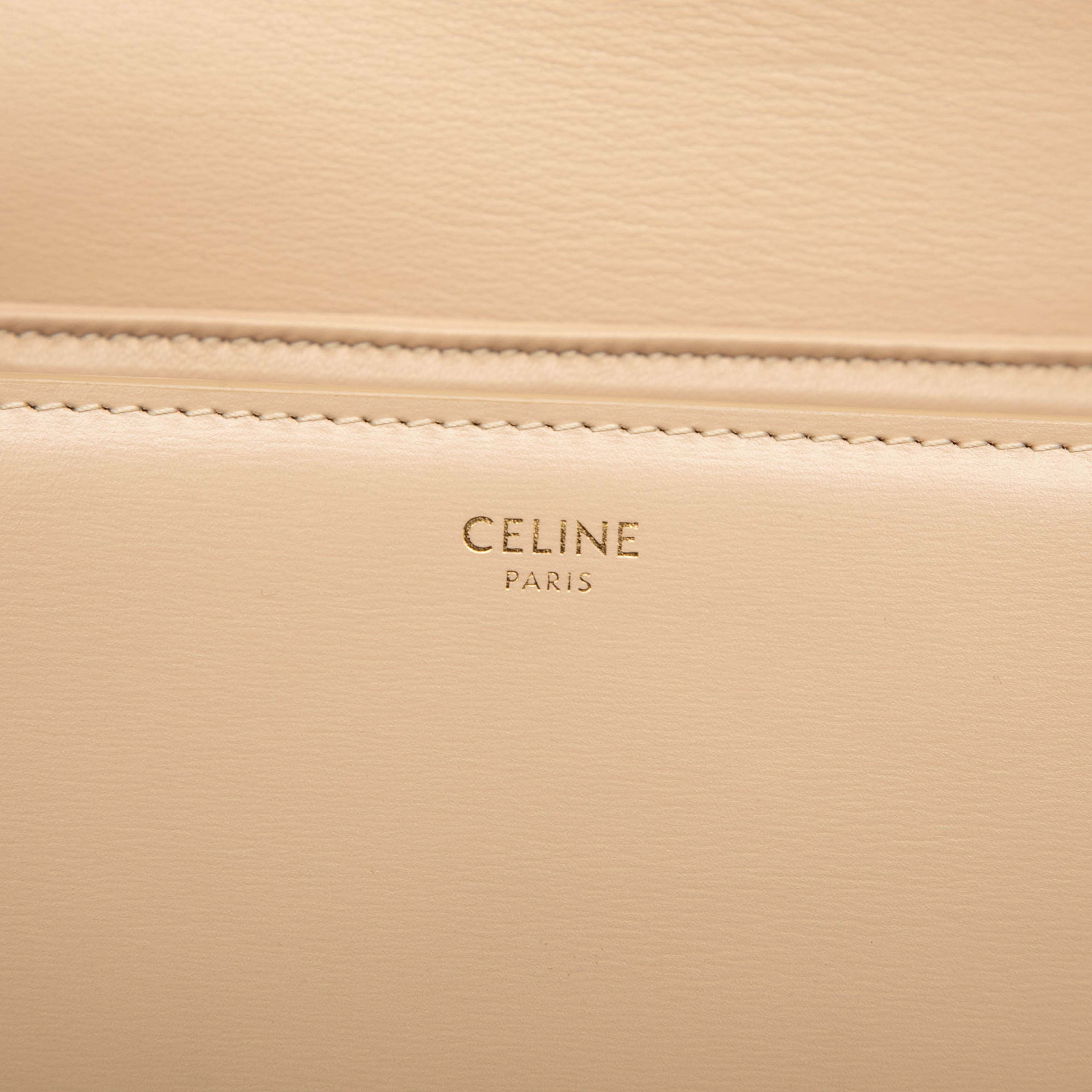 Celine Teen Shiny Calfskin Triomphe Crossbody, från Luxclusif, i färgen beige. Klicka för att öppna bilden i stort format