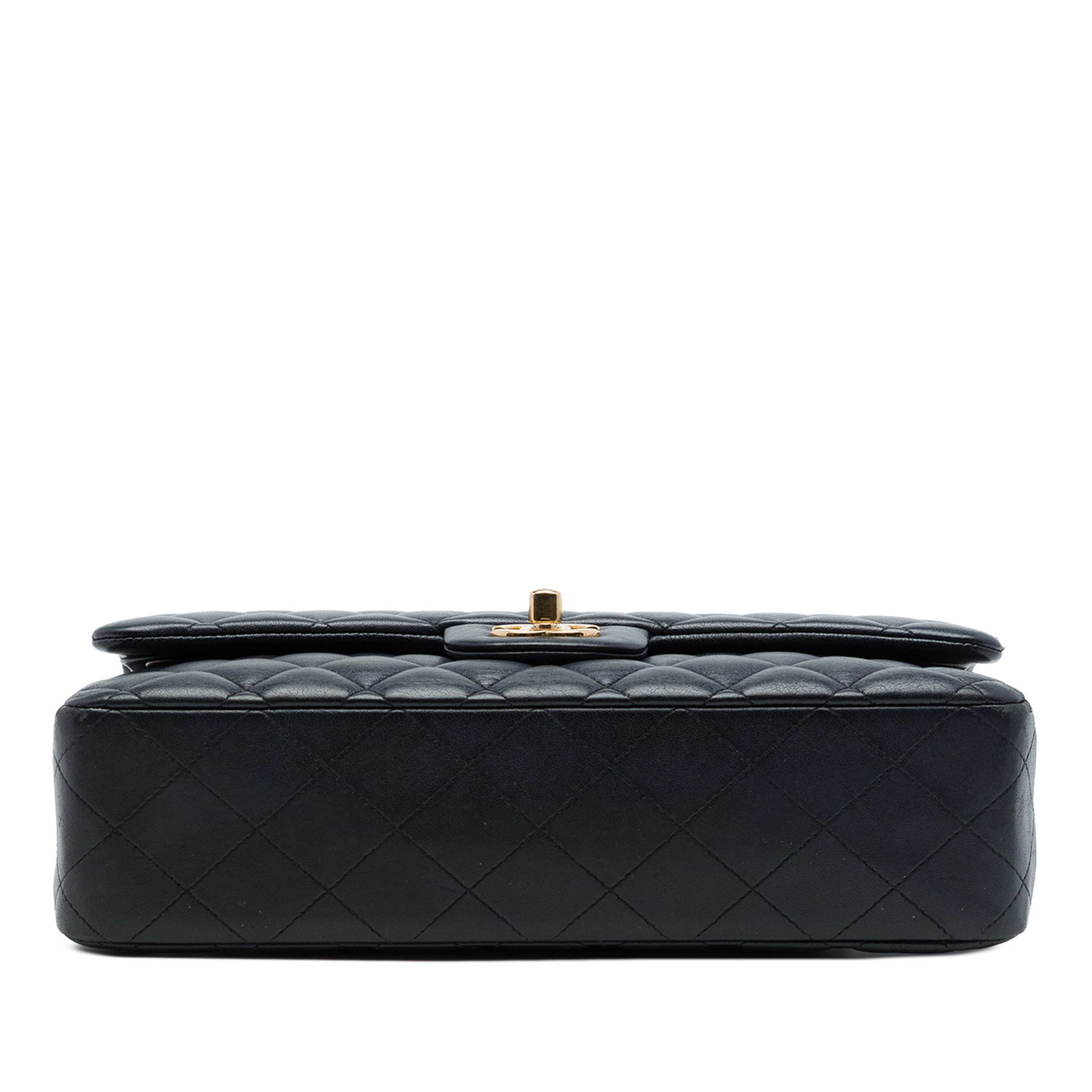 Chanel Medium Classic Lambskin Double Flap, från Luxclusif, i färgen svart. Klicka för att öppna bilden i stort format