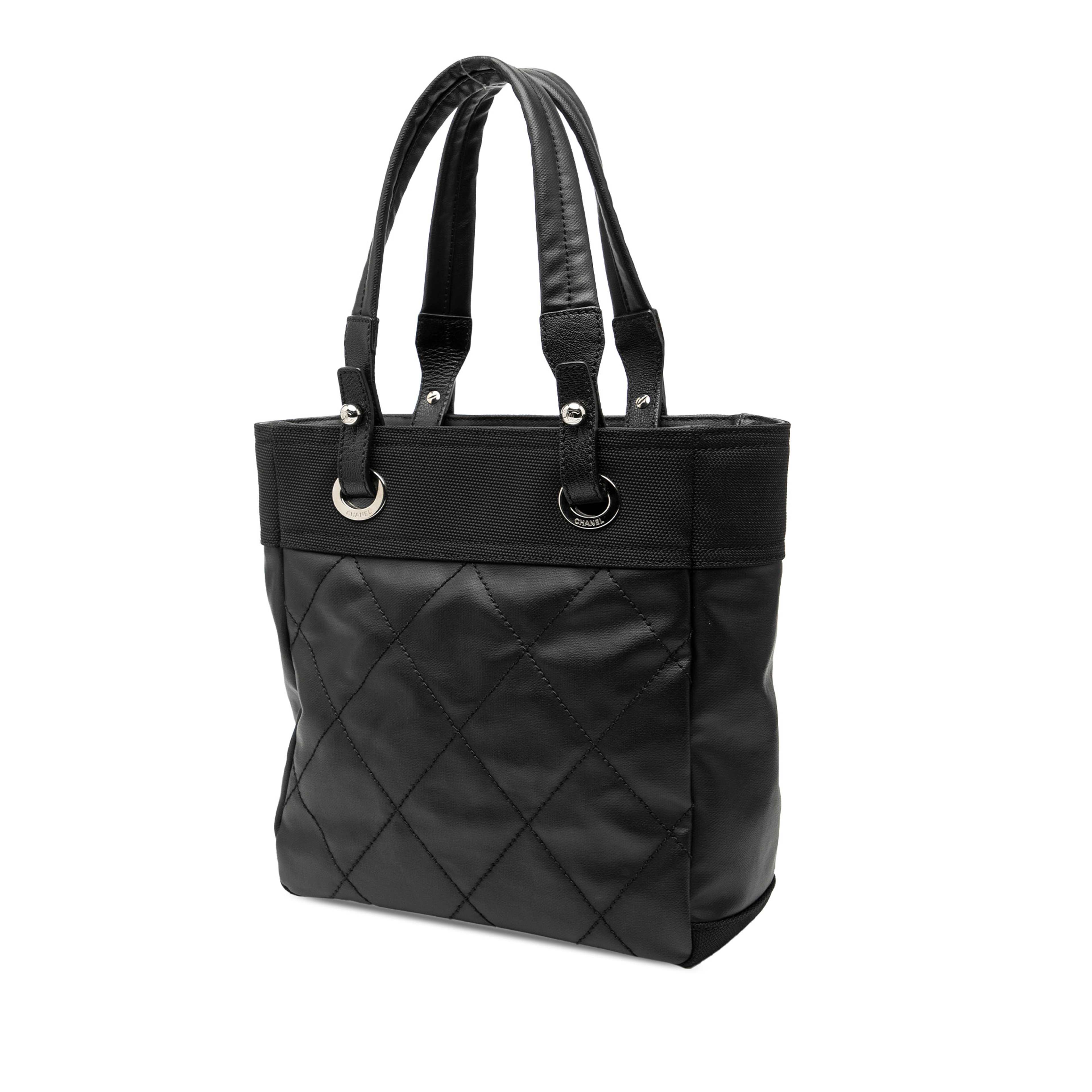 Chanel Small Quilted Coated Canvas Paris Biarritz Tote, från Luxclusif, i färgen svart. Klicka för att öppna bilden i stort format