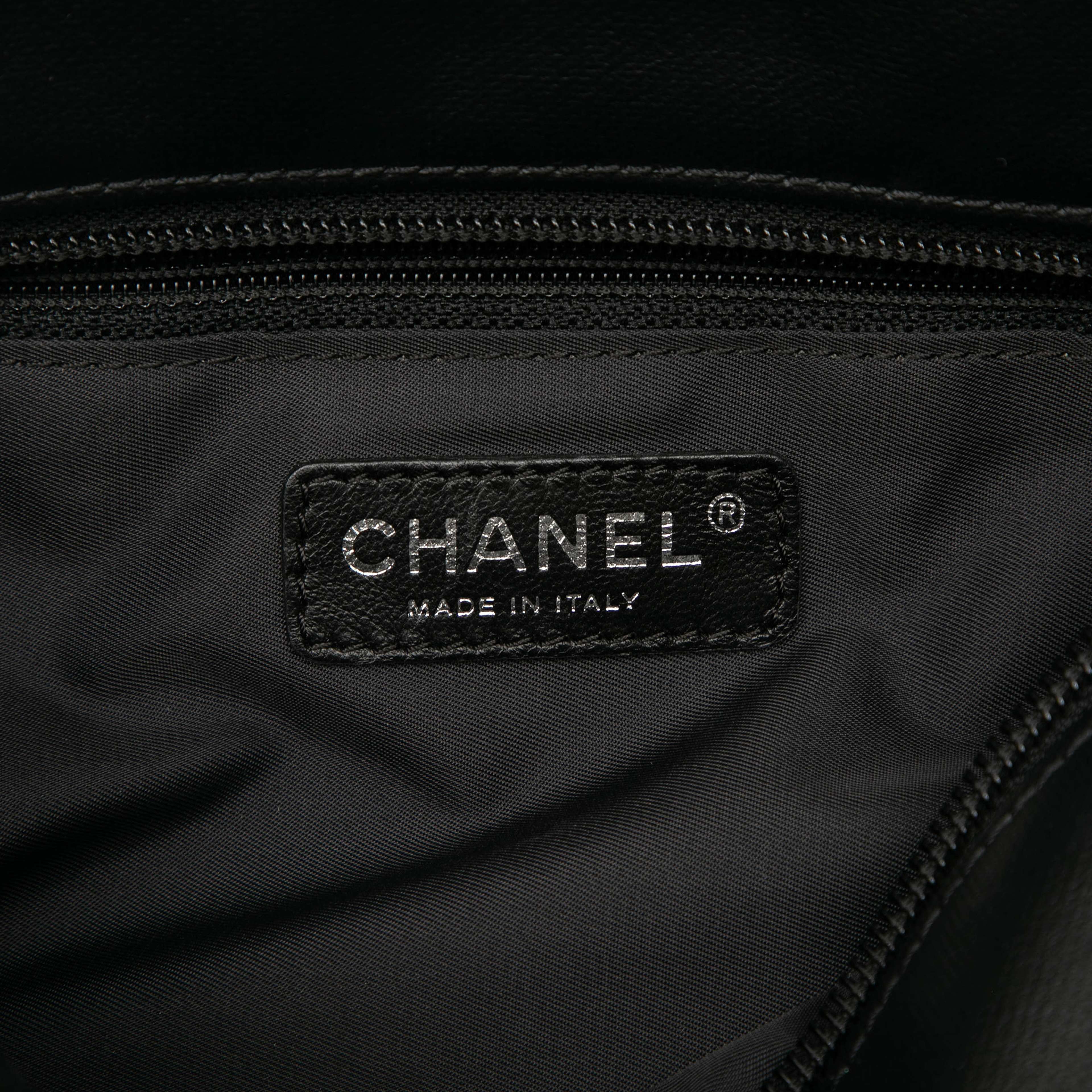 Chanel Small Quilted Coated Canvas Paris Biarritz Tote, från Luxclusif, i färgen black. Klicka för att öppna bilden i stort format
