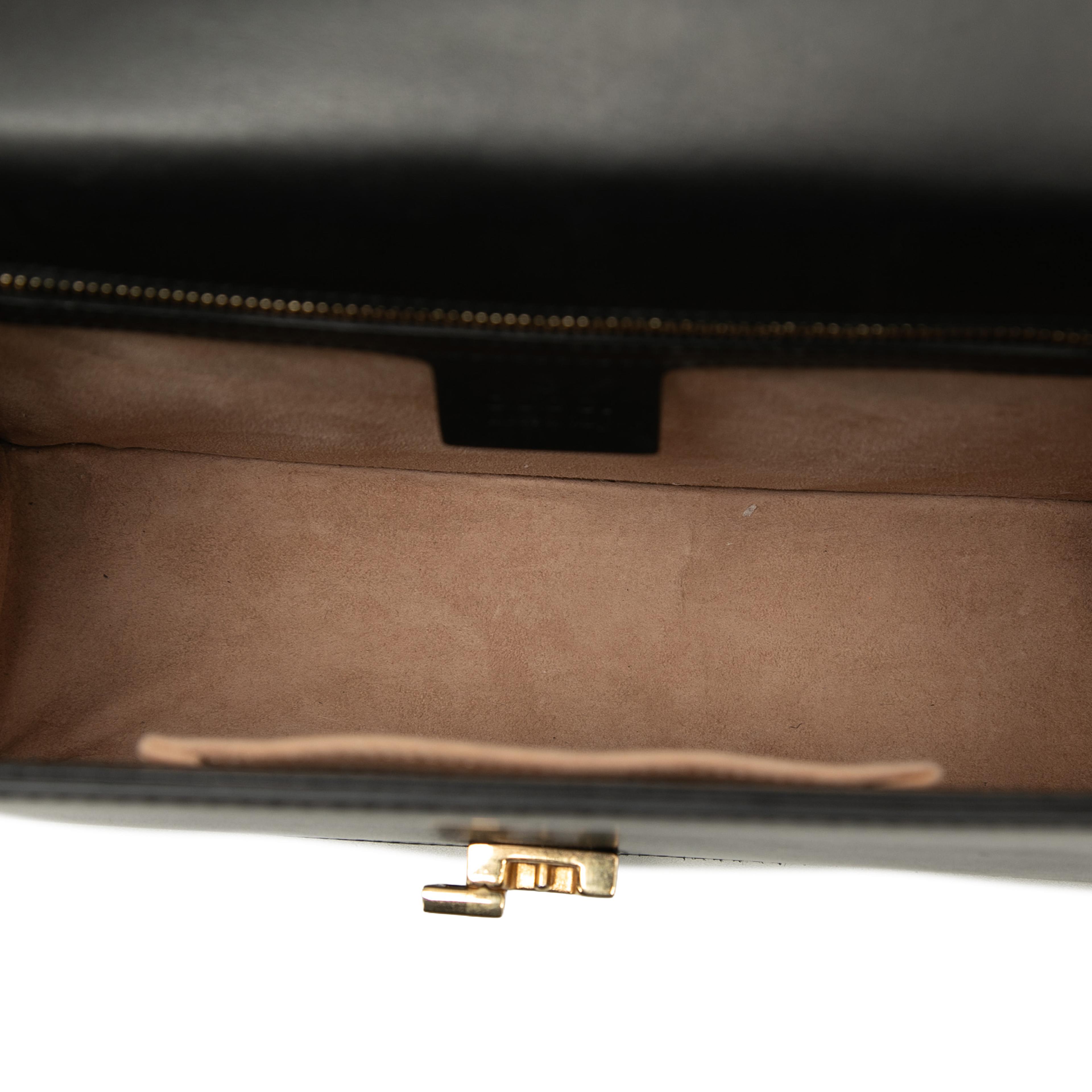 Gucci Small Calfskin Web Sylvie Satchel, från Luxclusif, i färgen svart. Klicka för att öppna bilden i stort format