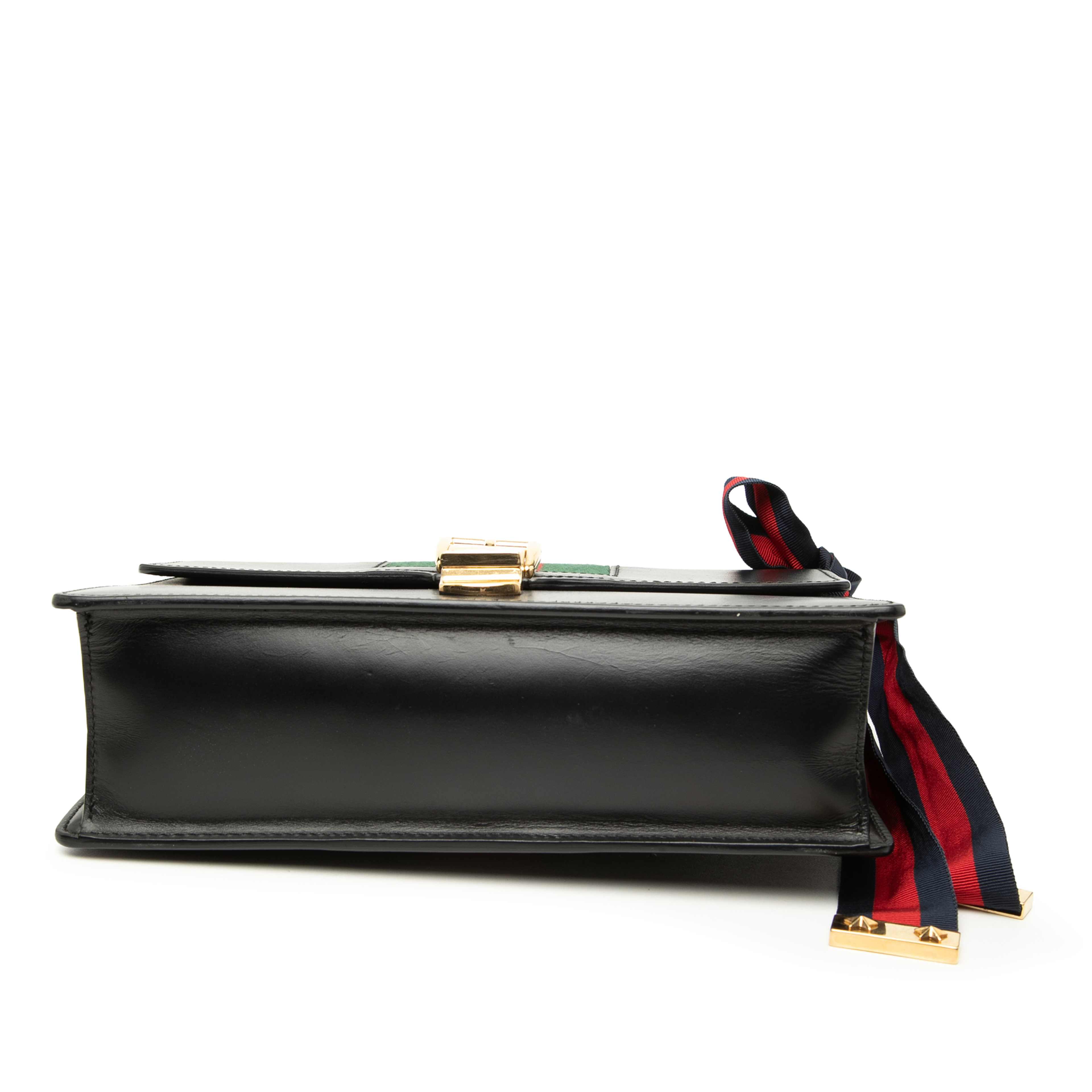 Gucci Small Calfskin Web Sylvie Satchel, från Luxclusif, i färgen svart. Klicka för att öppna bilden i stort format