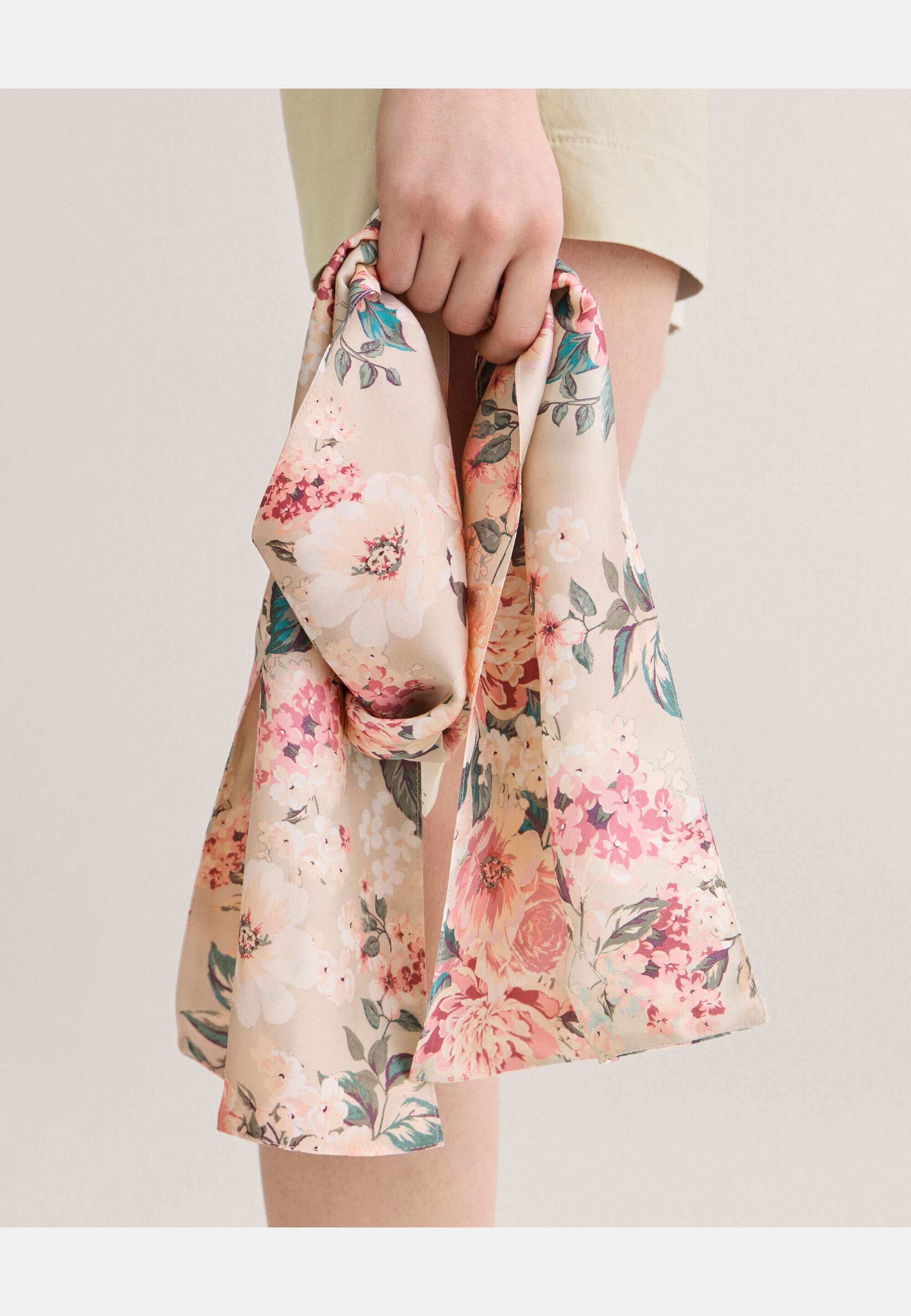 Rosegarden Scarf, från Newhouse, i färgen american khaki. Klicka för att öppna bilden i stort format