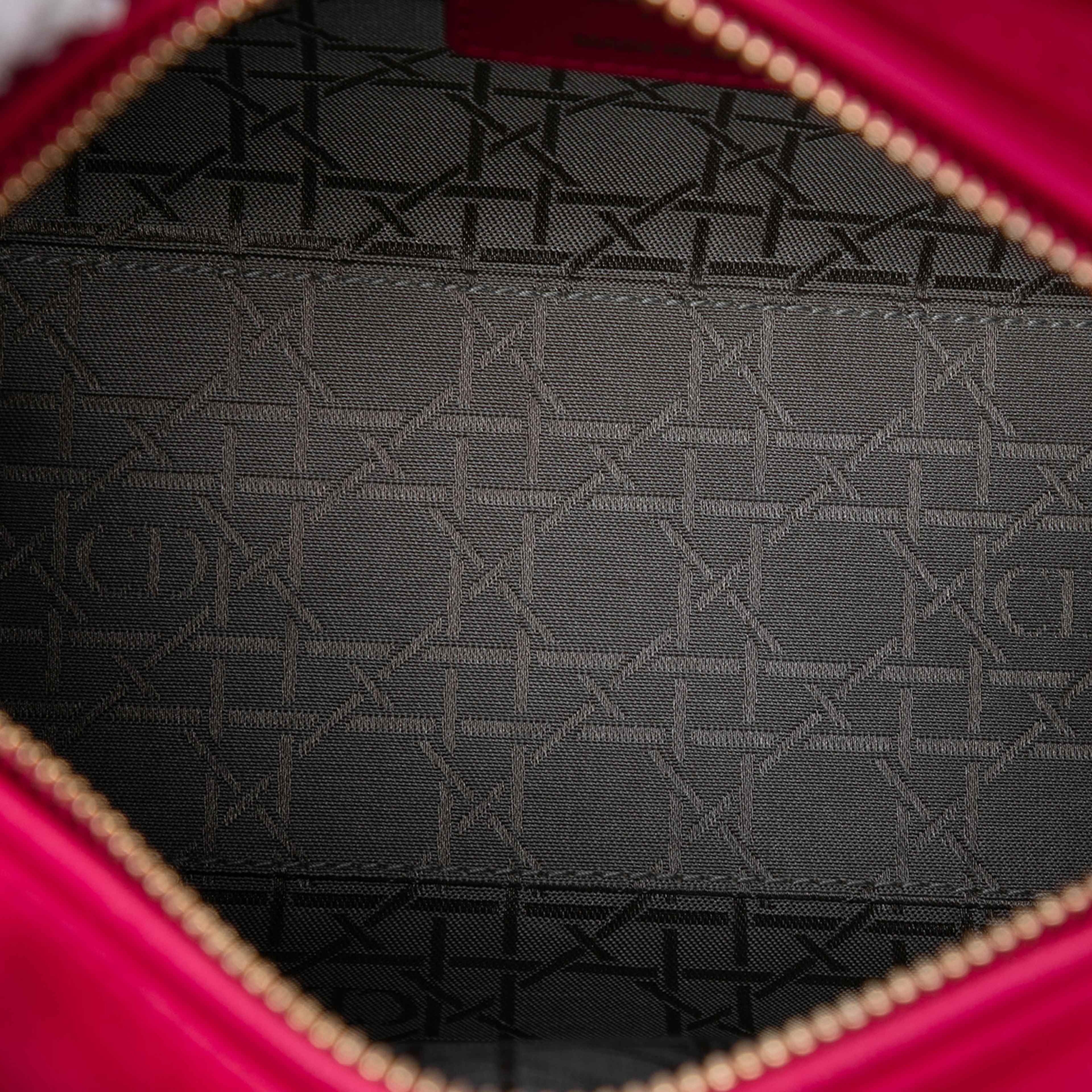 Dior Medium Lambskin Cannage Lady Dior, från Luxclusif, i färgen dark pink. Klicka för att öppna bilden i stort format