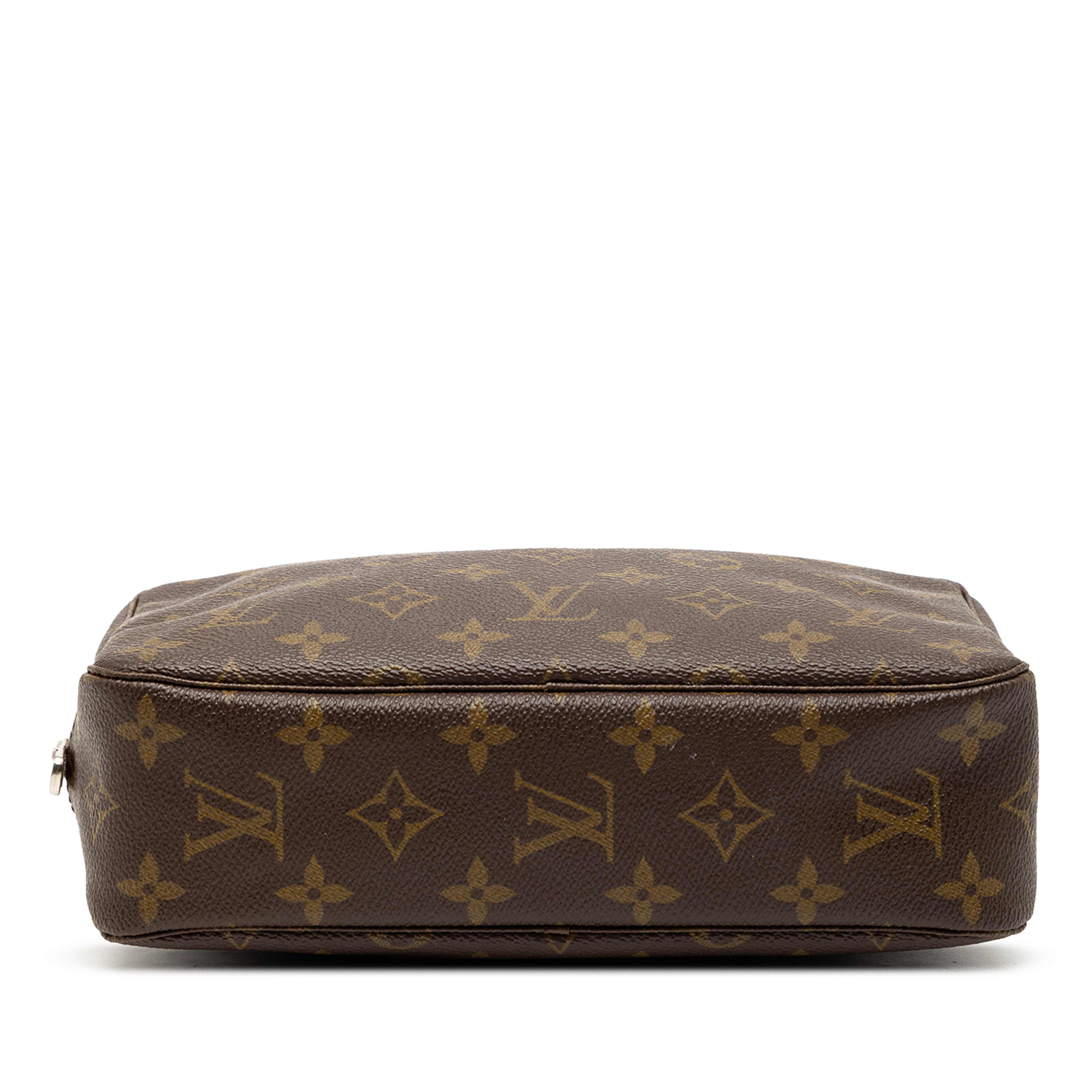 Louis Vuitton Monogram Trousse Toilette 23, från Luxclusif, i färgen brown. Klicka för att öppna bilden i stort format