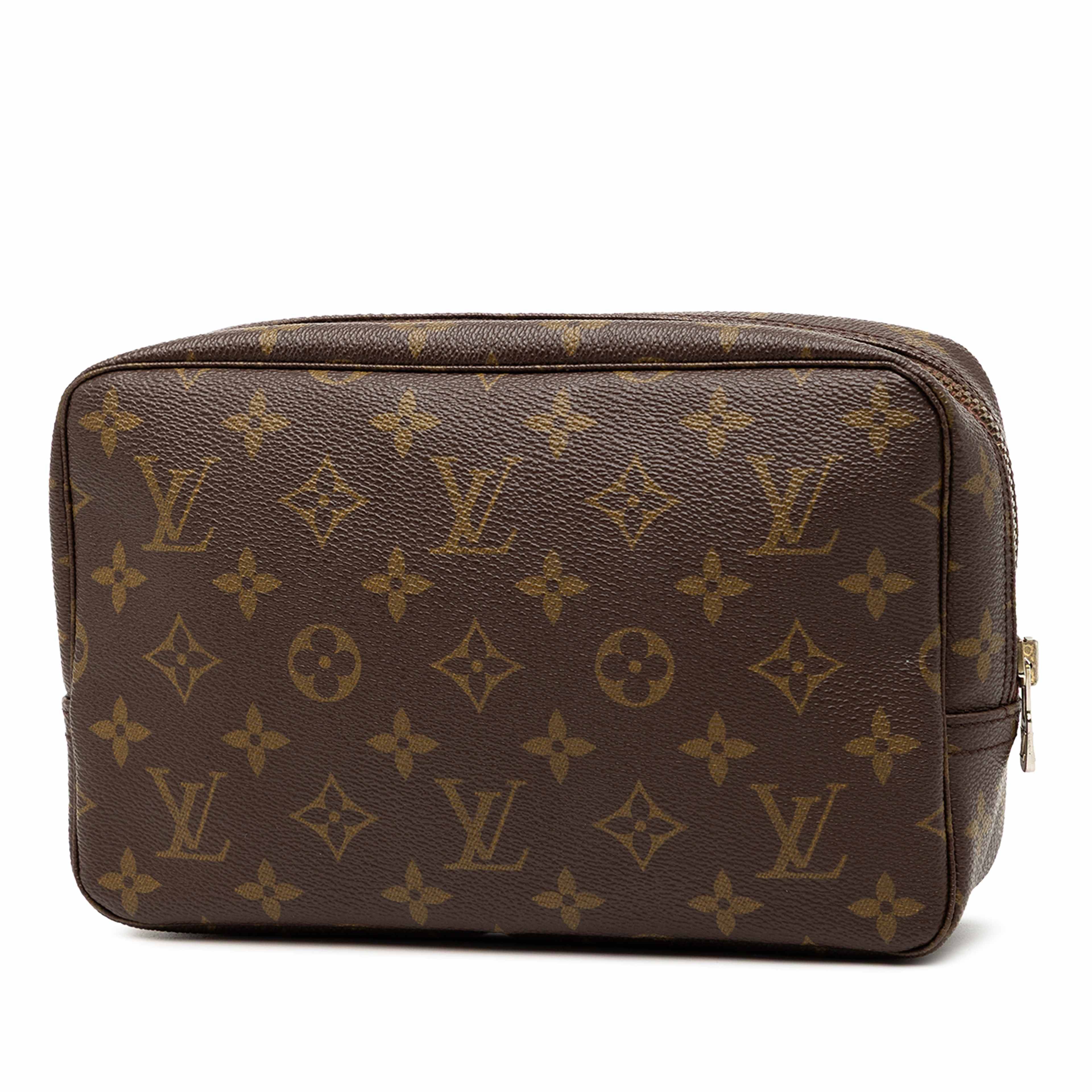 Louis Vuitton Monogram Trousse Toilette 23, från Luxclusif, i färgen brown. Klicka för att öppna bilden i stort format