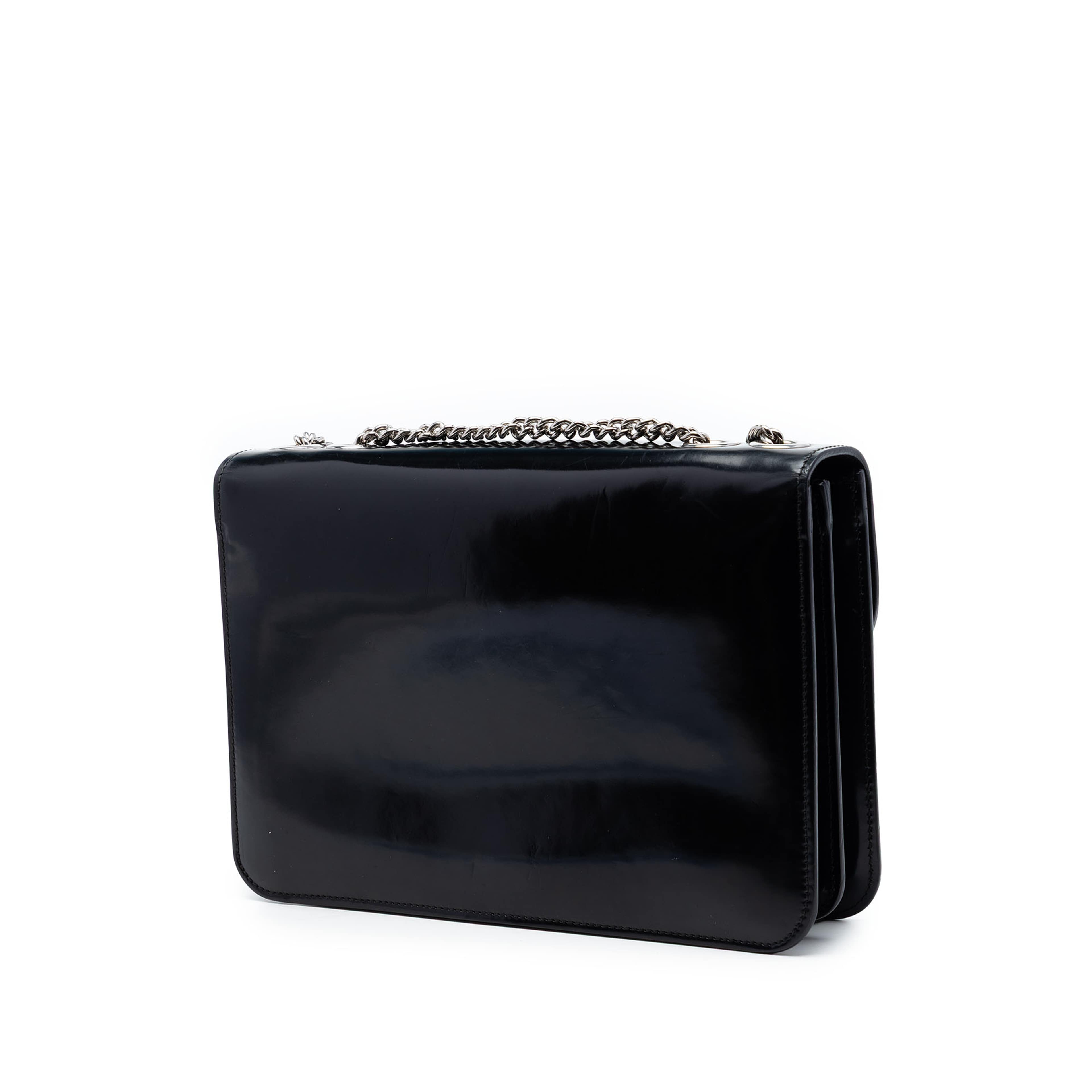 Gucci Medium Patent Interlocking G Crossbody, från Luxclusif, i färgen svart. Klicka för att öppna bilden i stort format