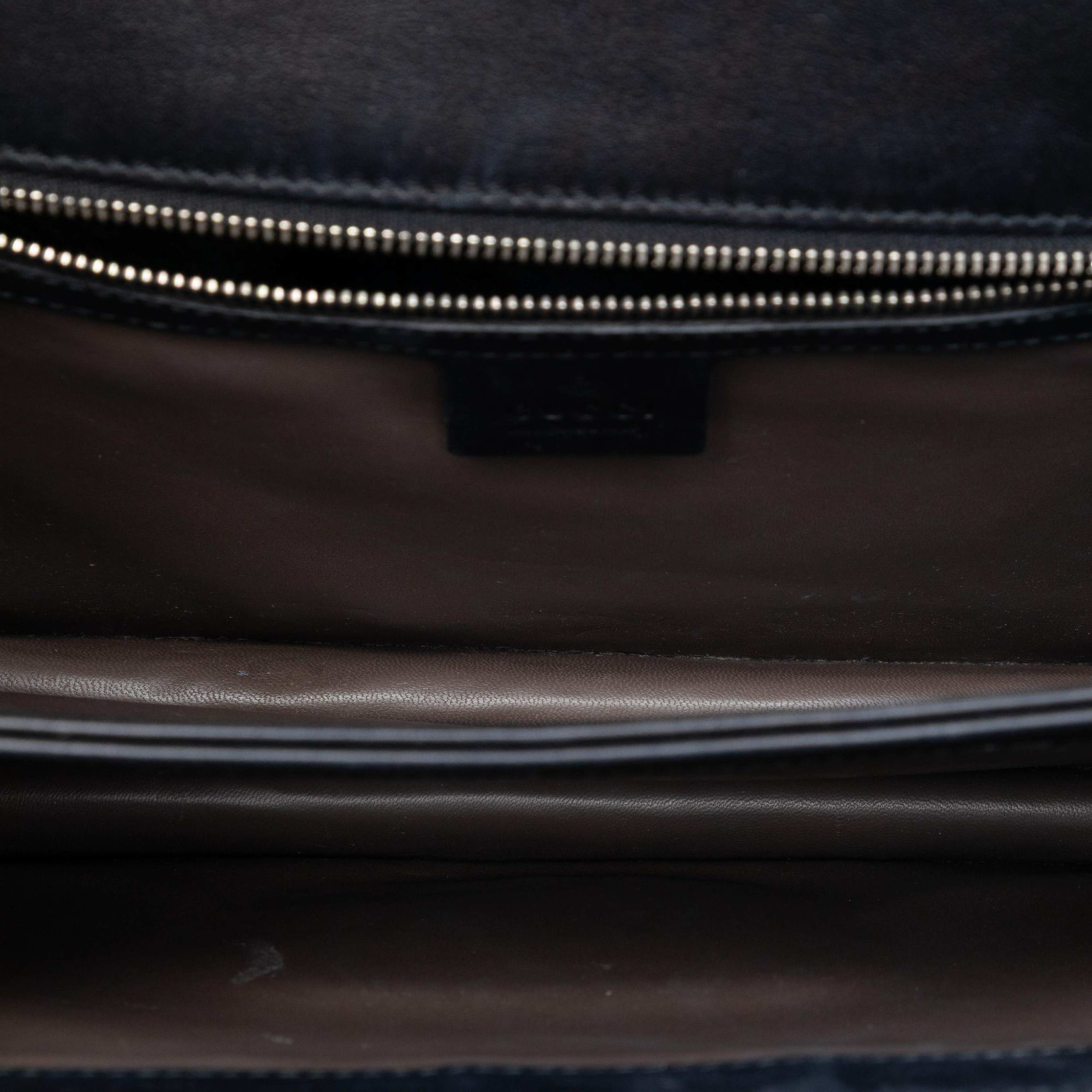 Gucci Medium Patent Interlocking G Crossbody, från Luxclusif, i färgen svart. Klicka för att öppna bilden i stort format