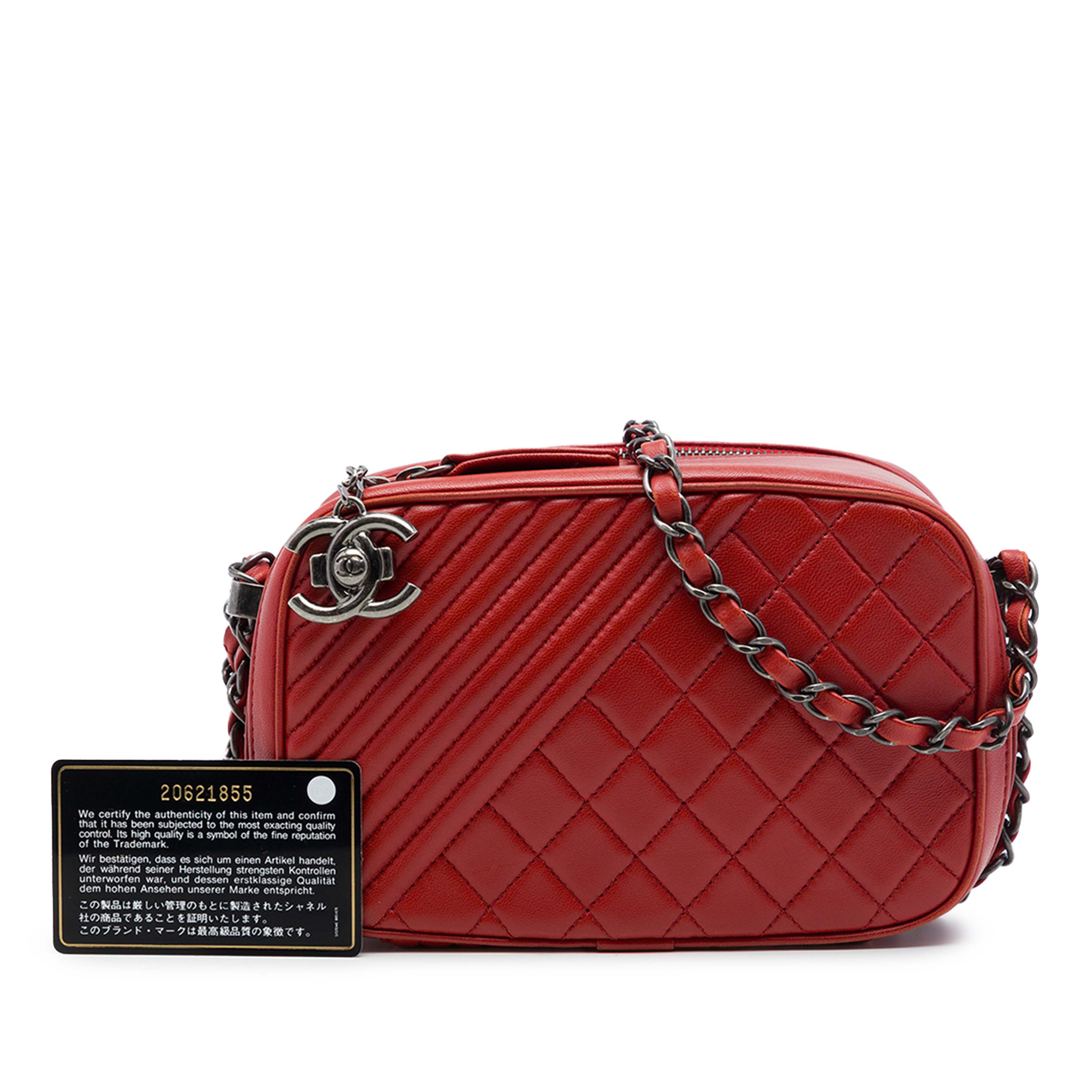 Chanel Small Quilted Lambskin Coco Boy Camera Bag, från Luxclusif, i färgen röd. Klicka för att öppna bilden i stort format