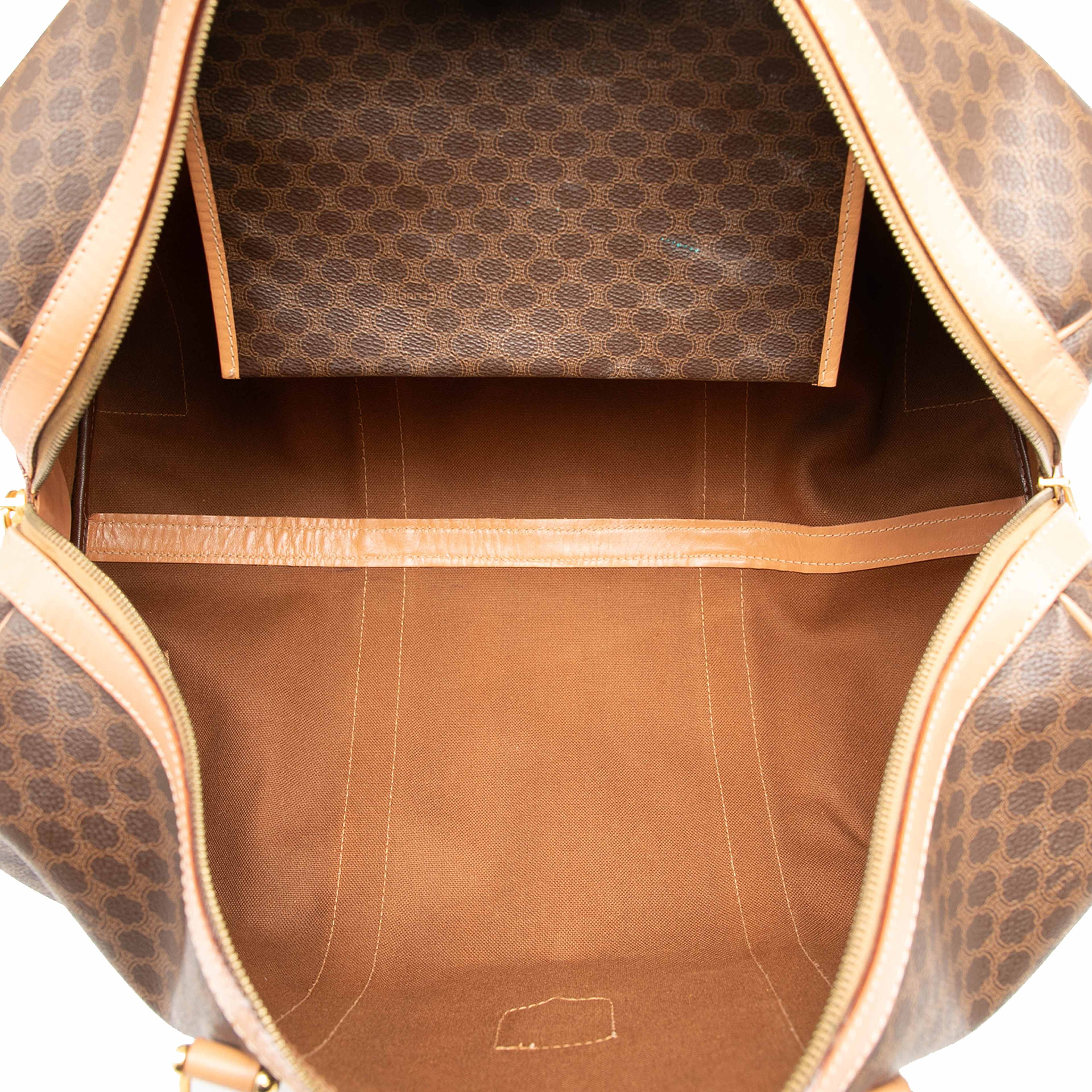 Celine Macadam Coated Canvas Travel Bag, från Luxclusif, i färgen brown. Klicka för att öppna bilden i stort format