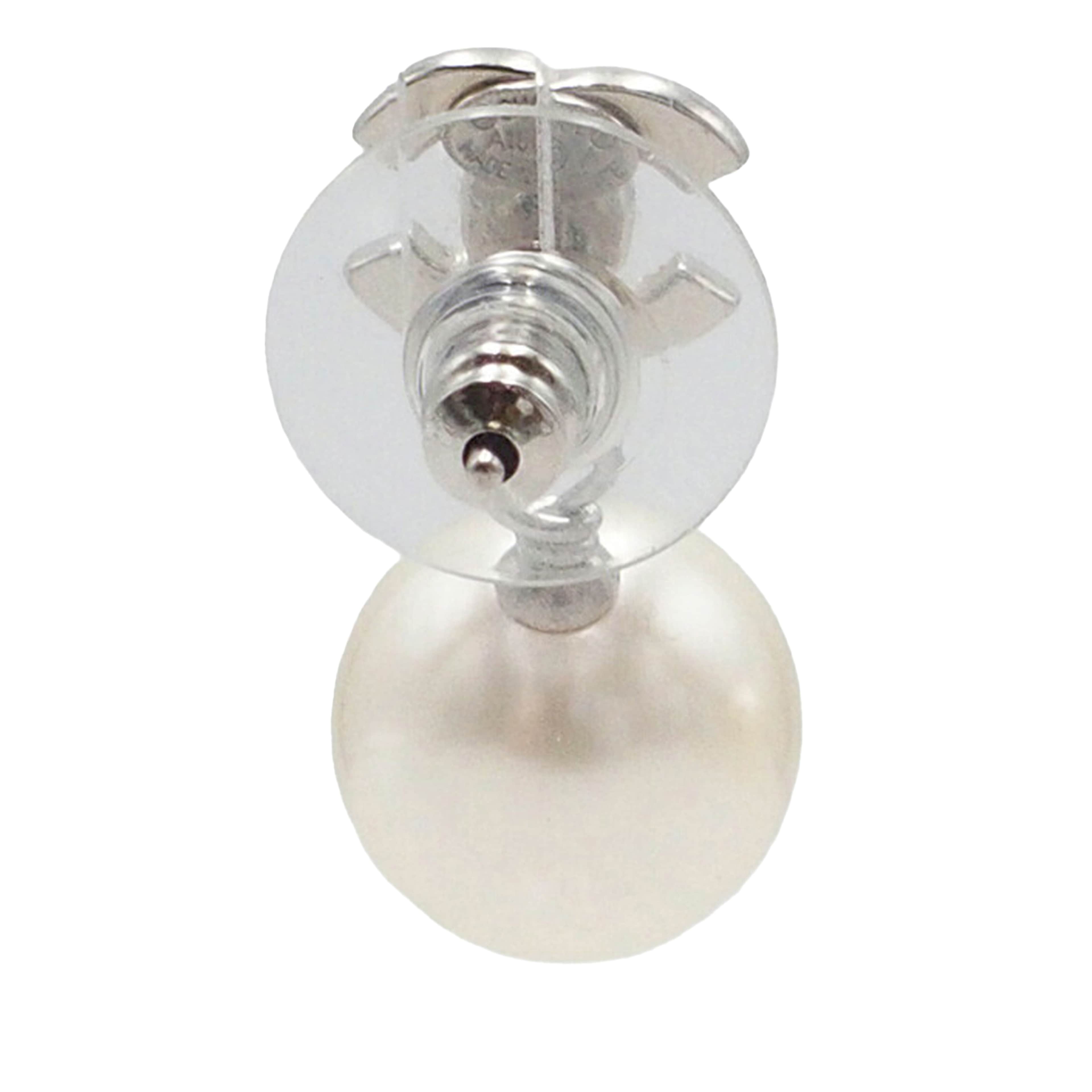 Chanel Silver Plated Cc Rhinestone Faux Pearl Drop Push Back Earrings, från Luxclusif, i färgen silver. Klicka för att öppna bilden i stort format