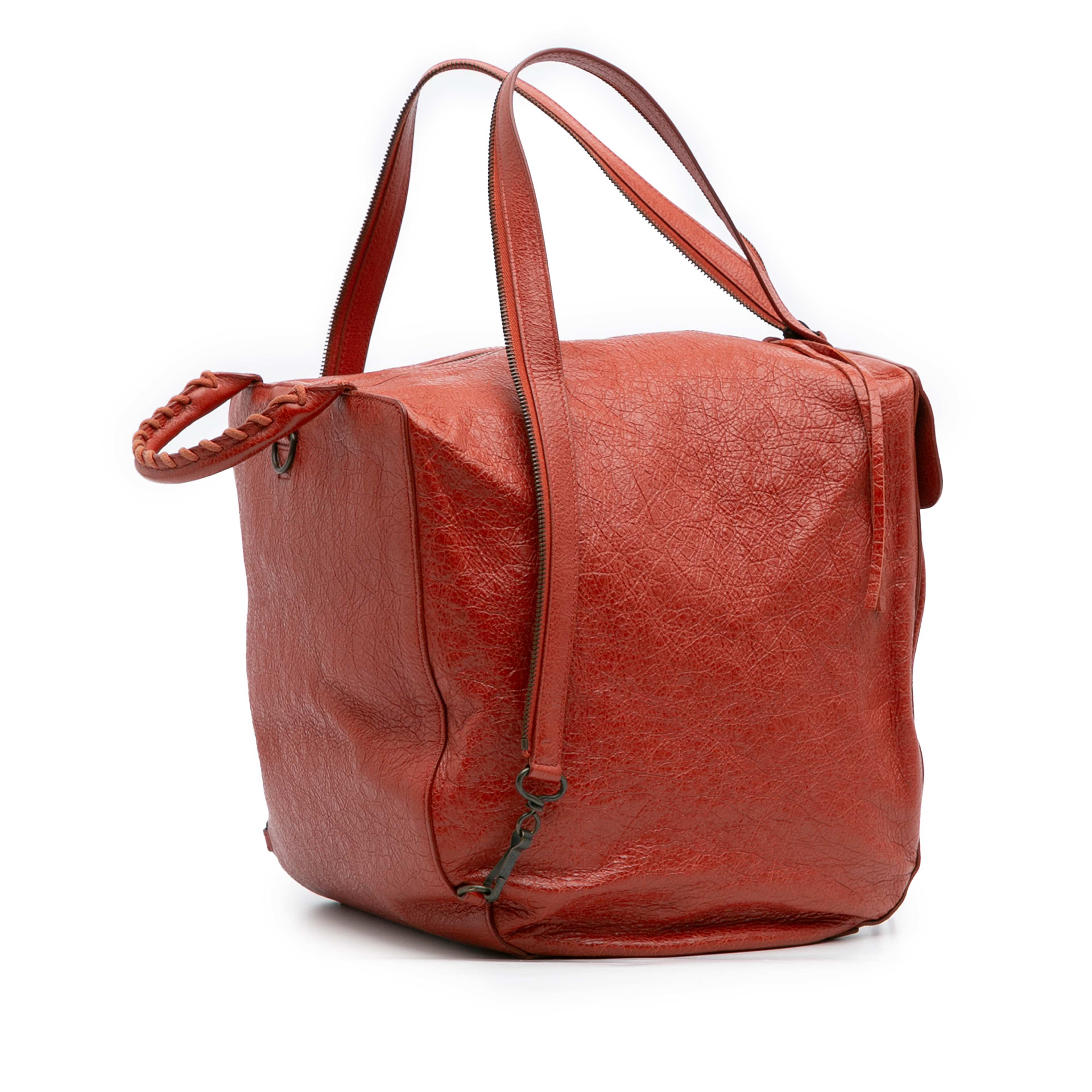 Balenciaga Lambskin Motocross Classic Traveler Convertible Backpack, från Luxclusif, i färgen red. Klicka för att öppna bilden i stort format