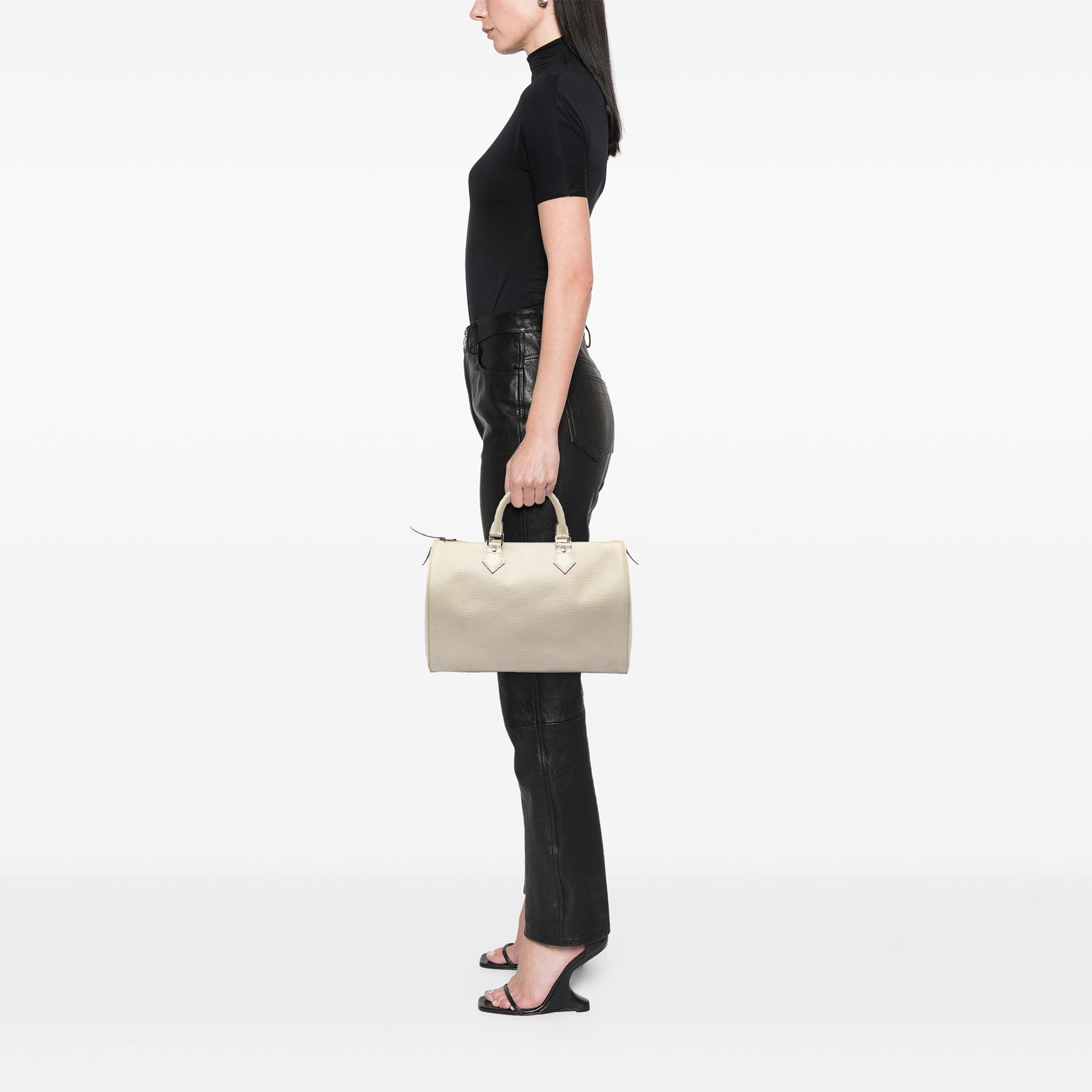 Louis Vuitton Epi Speedy 35, från Luxclusif, i färgen vit. Klicka för att öppna bilden i stort format