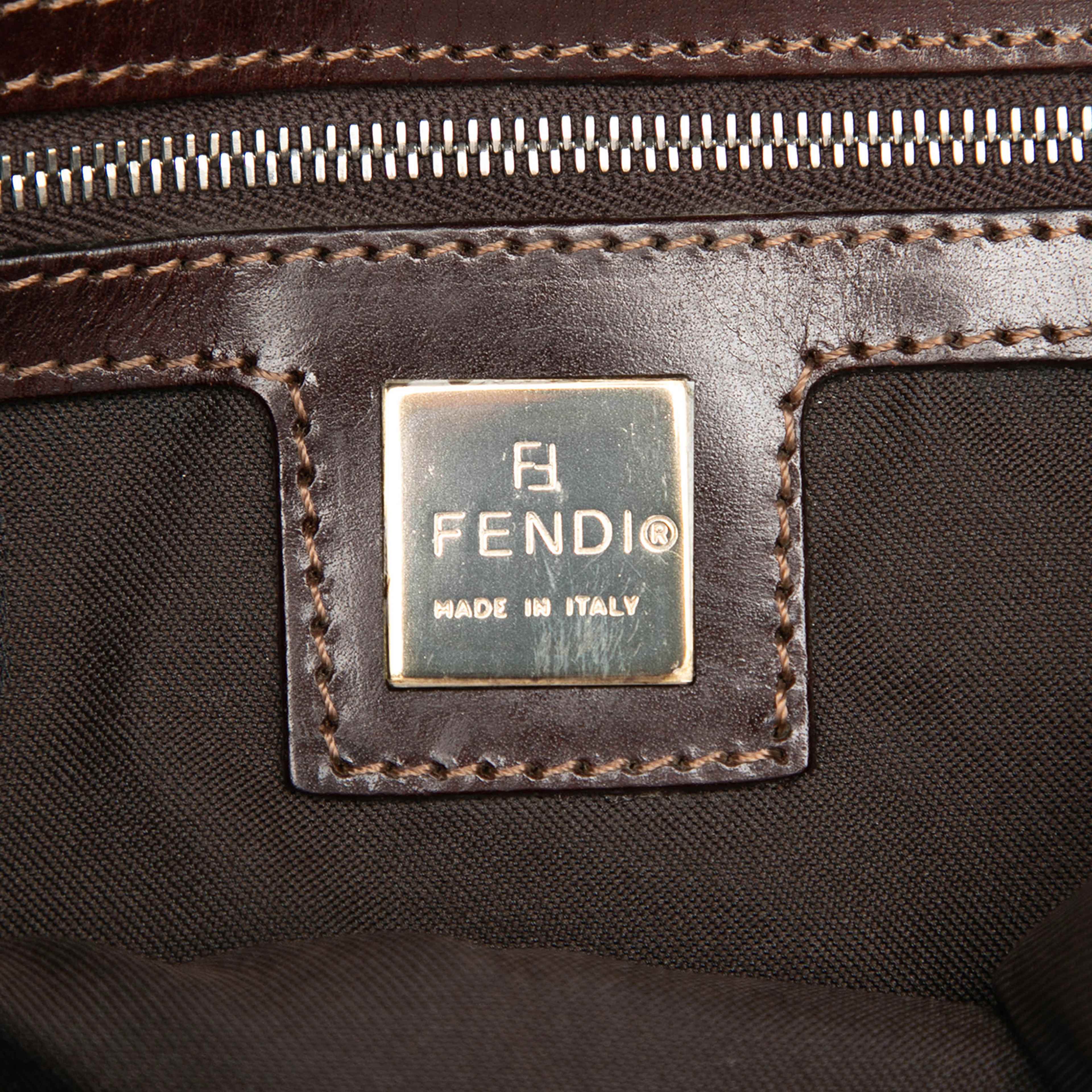 Fendi Zucca Canvas Flap Pochette, från Luxclusif, i färgen brown. Klicka för att öppna bilden i stort format