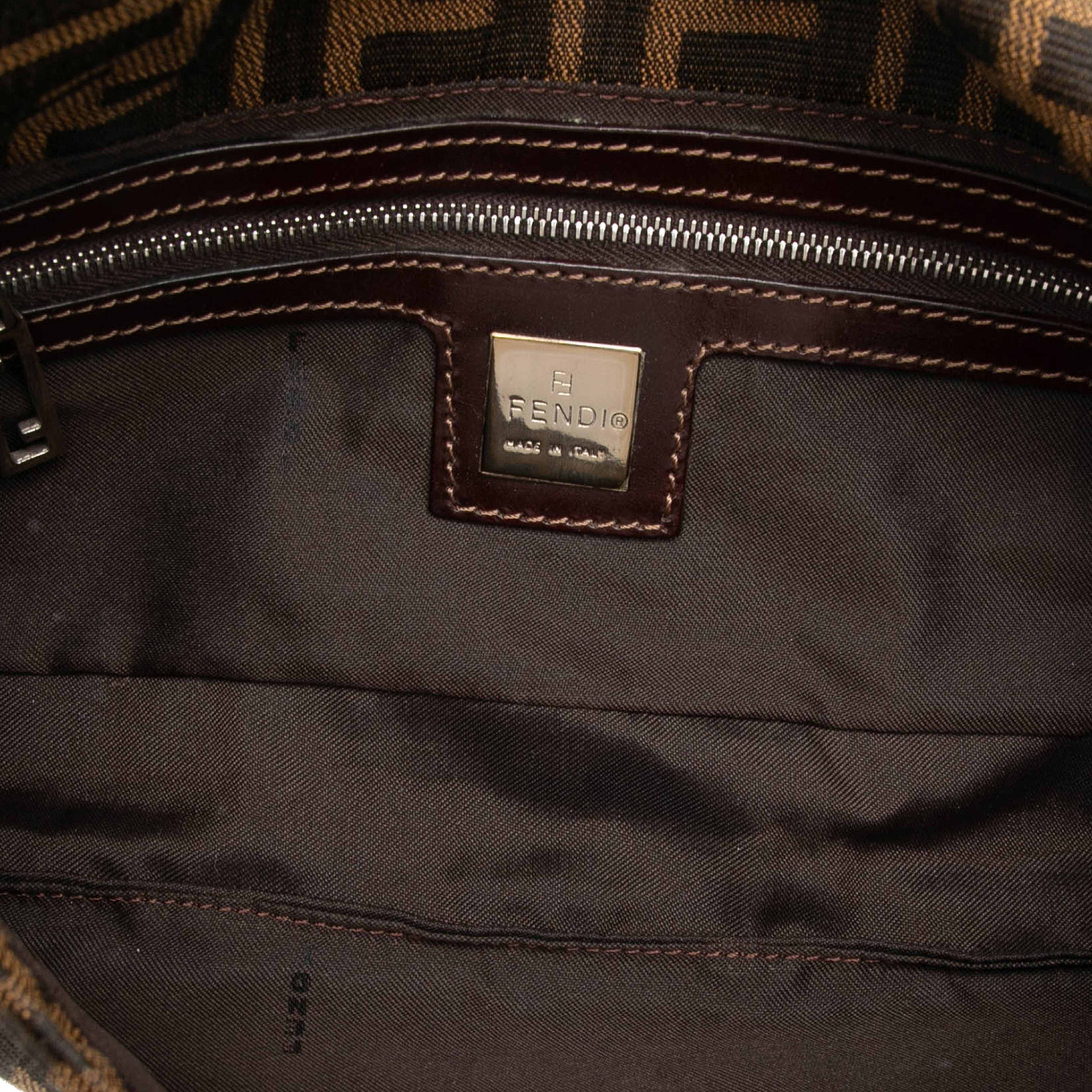 Fendi Zucca Canvas Flap Pochette, från Luxclusif, i färgen brown. Klicka för att öppna bilden i stort format
