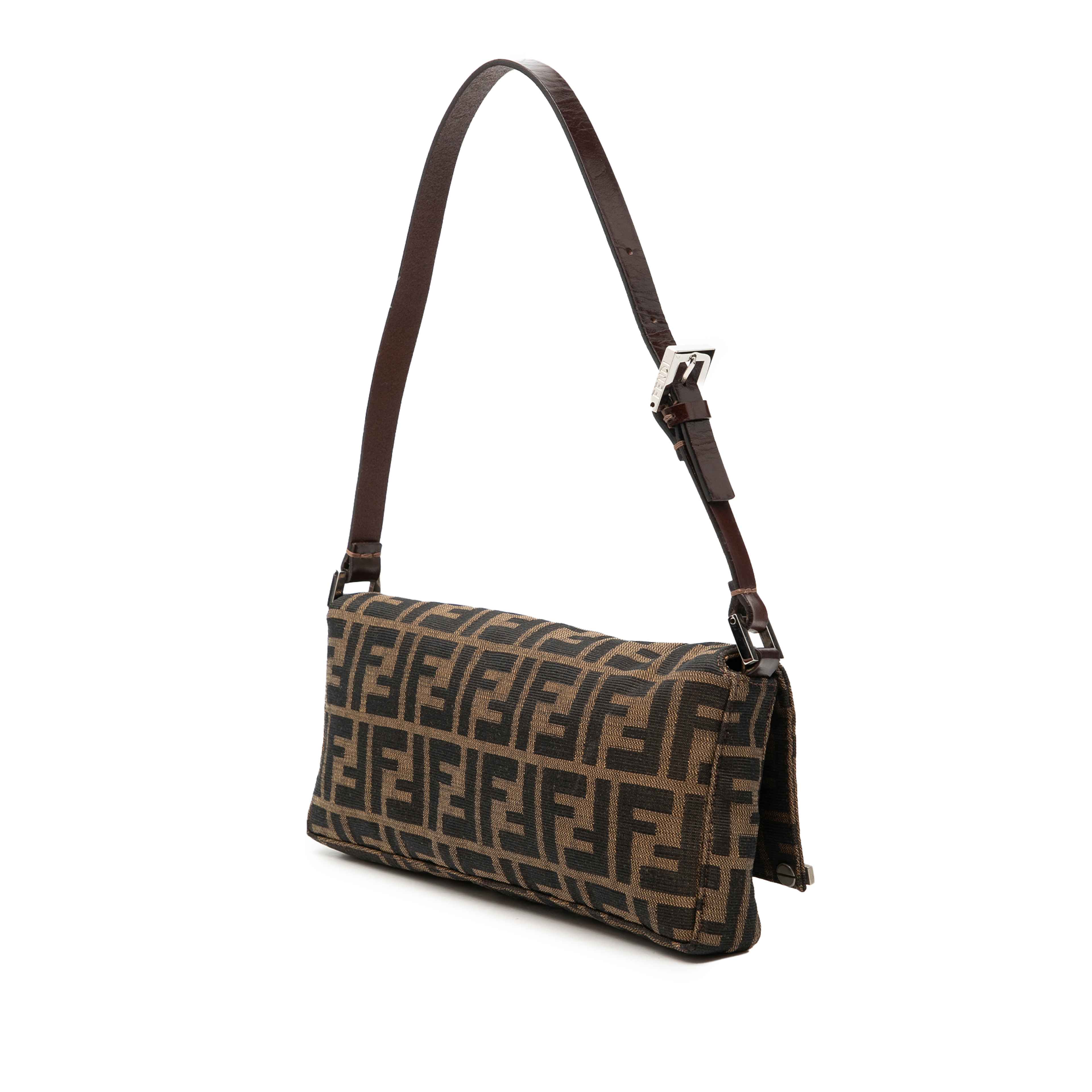 Fendi Zucca Canvas Flap Pochette, från Luxclusif, i färgen brown. Klicka för att öppna bilden i stort format