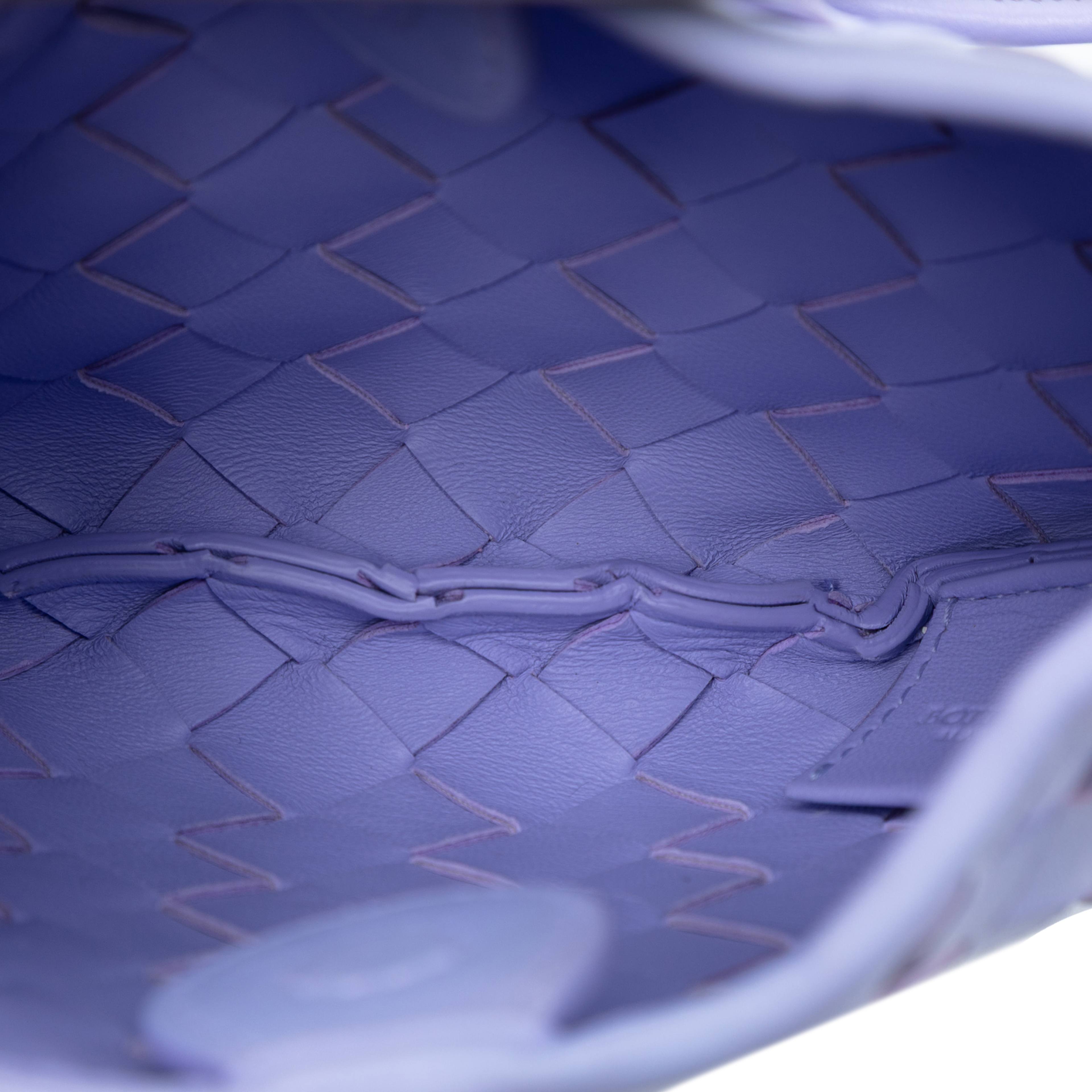 Bottega Veneta Baby Lambskin Intrecciato Sardine Bag, från Luxclusif, i färgen light purple. Klicka för att öppna bilden i stort format