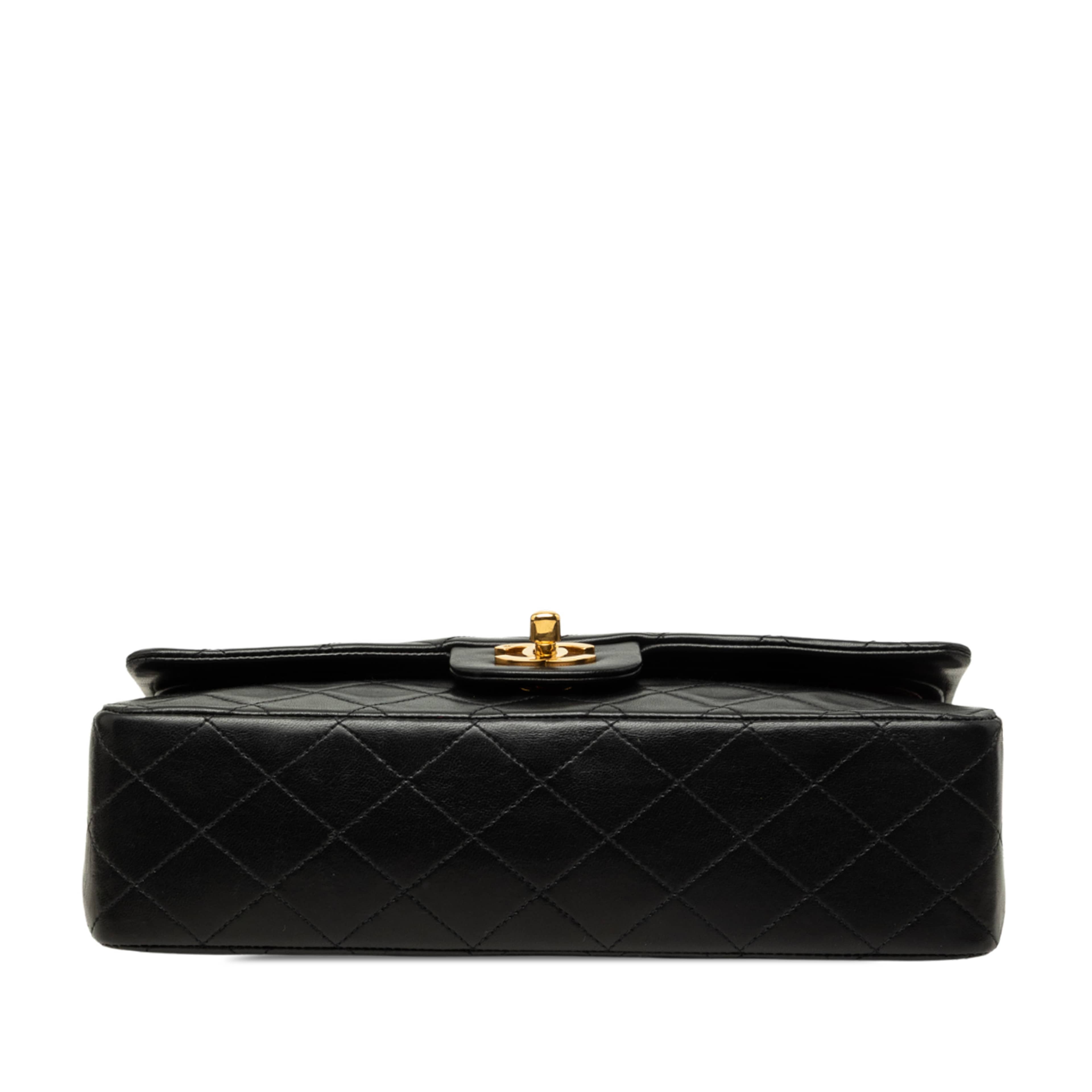 Chanel Medium Classic Lambskin Double Flap, från Luxclusif, i färgen svart. Klicka för att öppna bilden i stort format