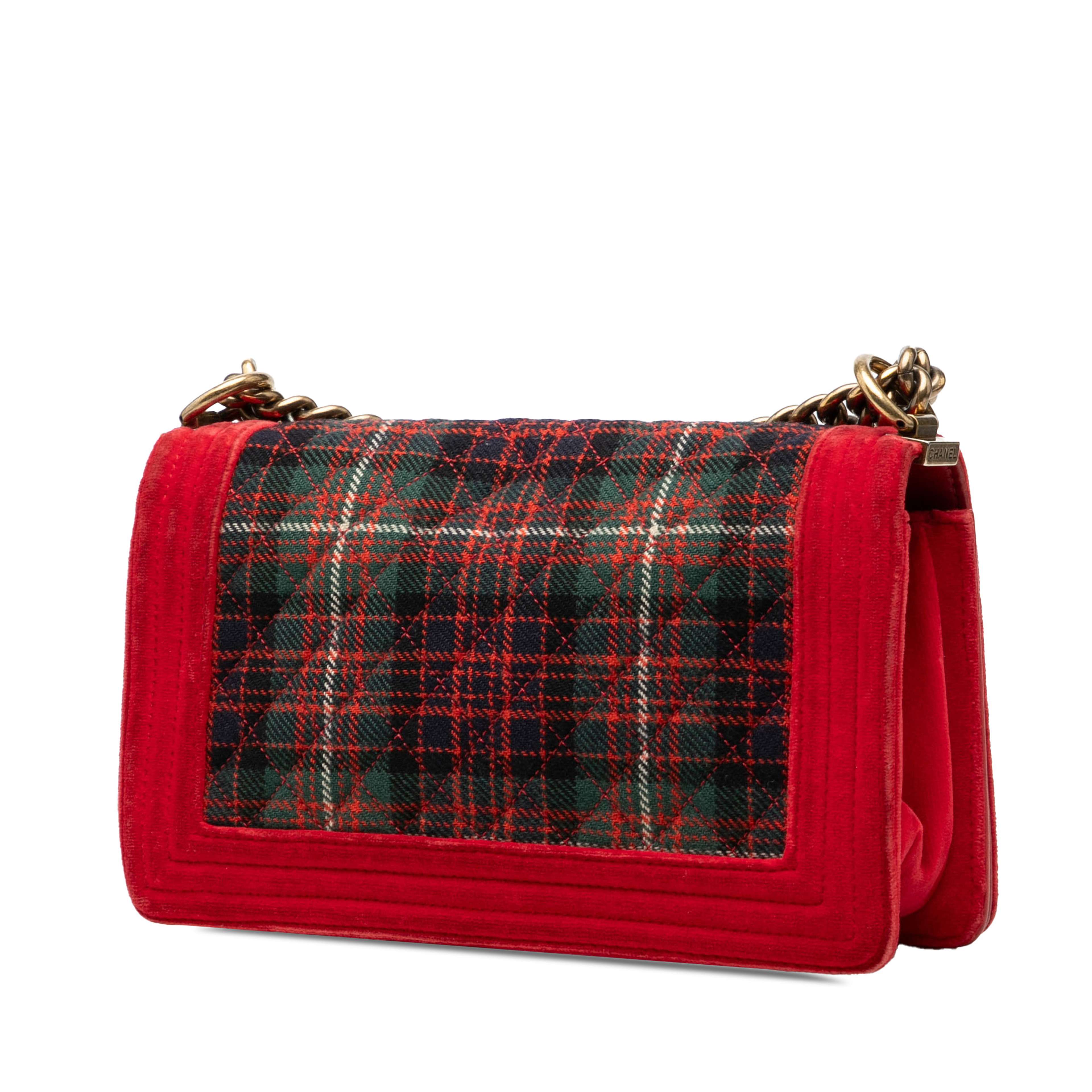 Chanel Old Medium Quilted Tweed And Velvet Boy Flap, från Luxclusif, i färgen red. Klicka för att öppna bilden i stort format