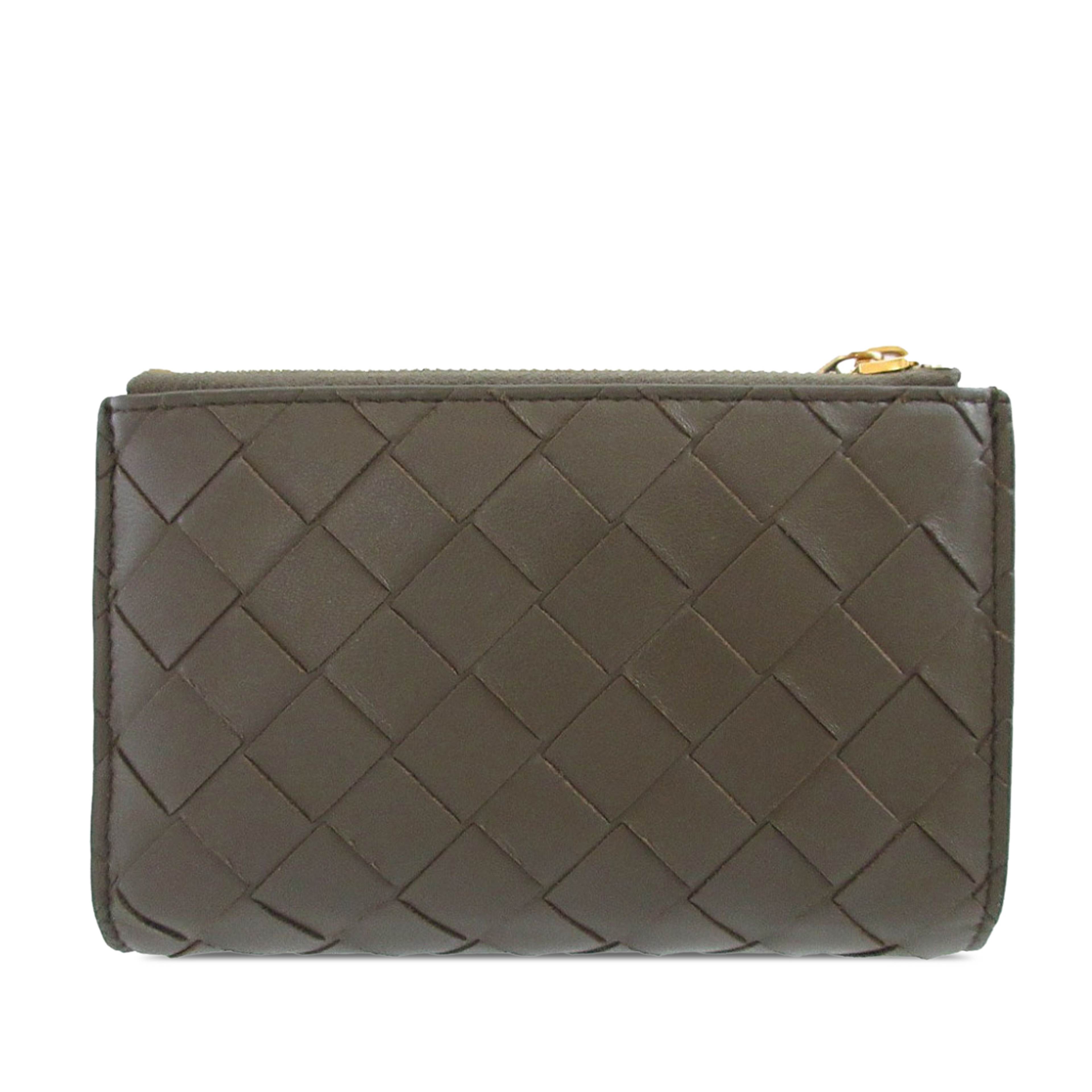 Bottega Veneta Nappa Intrecciato Bifold Wallet, från Luxclusif, i färgen khaki. Klicka för att öppna bilden i stort format