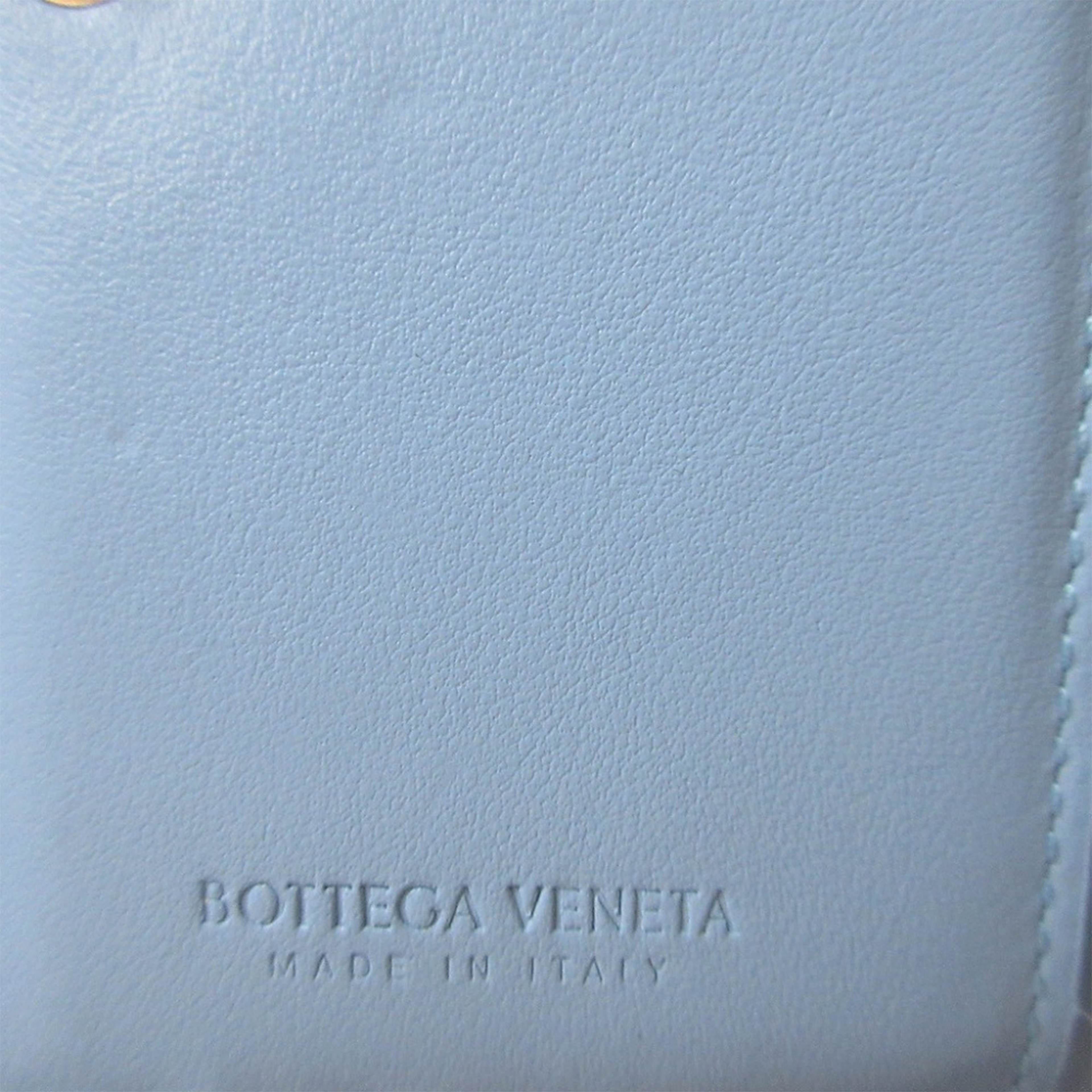 Bottega Veneta Nappa Intrecciato Bifold Wallet, från Luxclusif, i färgen khaki. Klicka för att öppna bilden i stort format