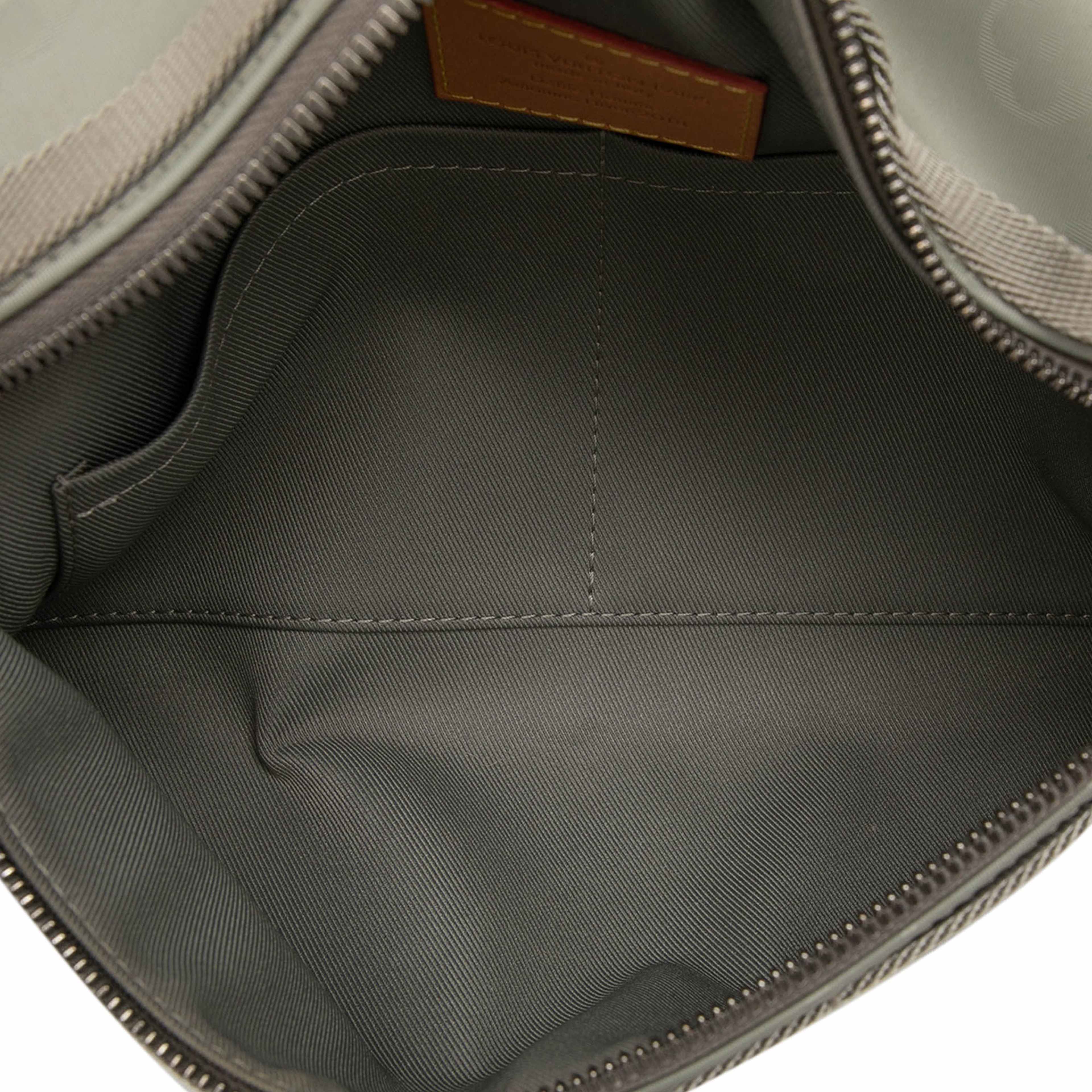 Louis Vuitton Monogram Titanium Messenger Pm, från Luxclusif, i färgen light gray. Klicka för att öppna bilden i stort format