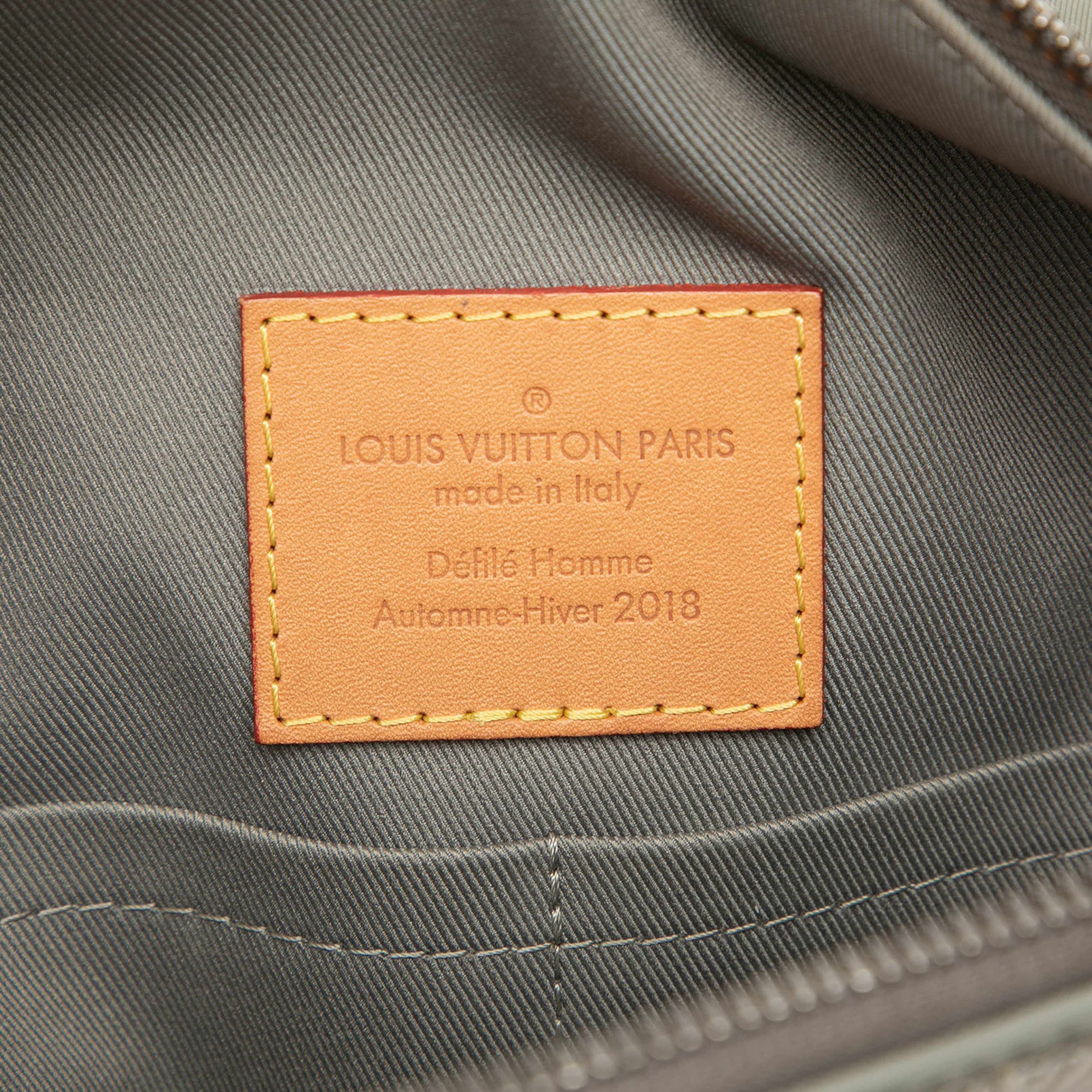 Louis Vuitton Monogram Titanium Messenger Pm, från Luxclusif, i färgen light gray. Klicka för att öppna bilden i stort format