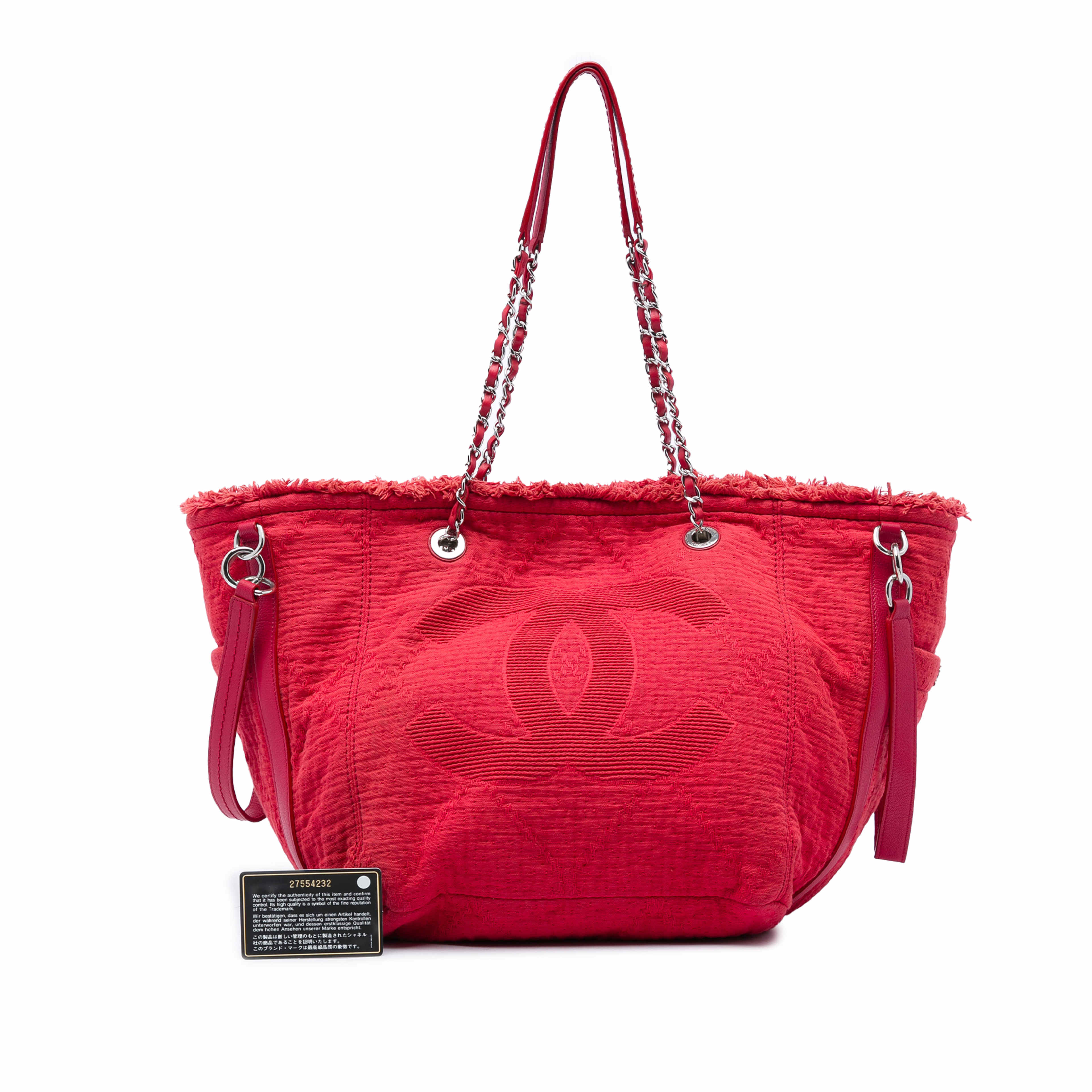 Chanel Cc Fringe Canvas Tote, från Luxclusif, i färgen röd. Klicka för att öppna bilden i stort format