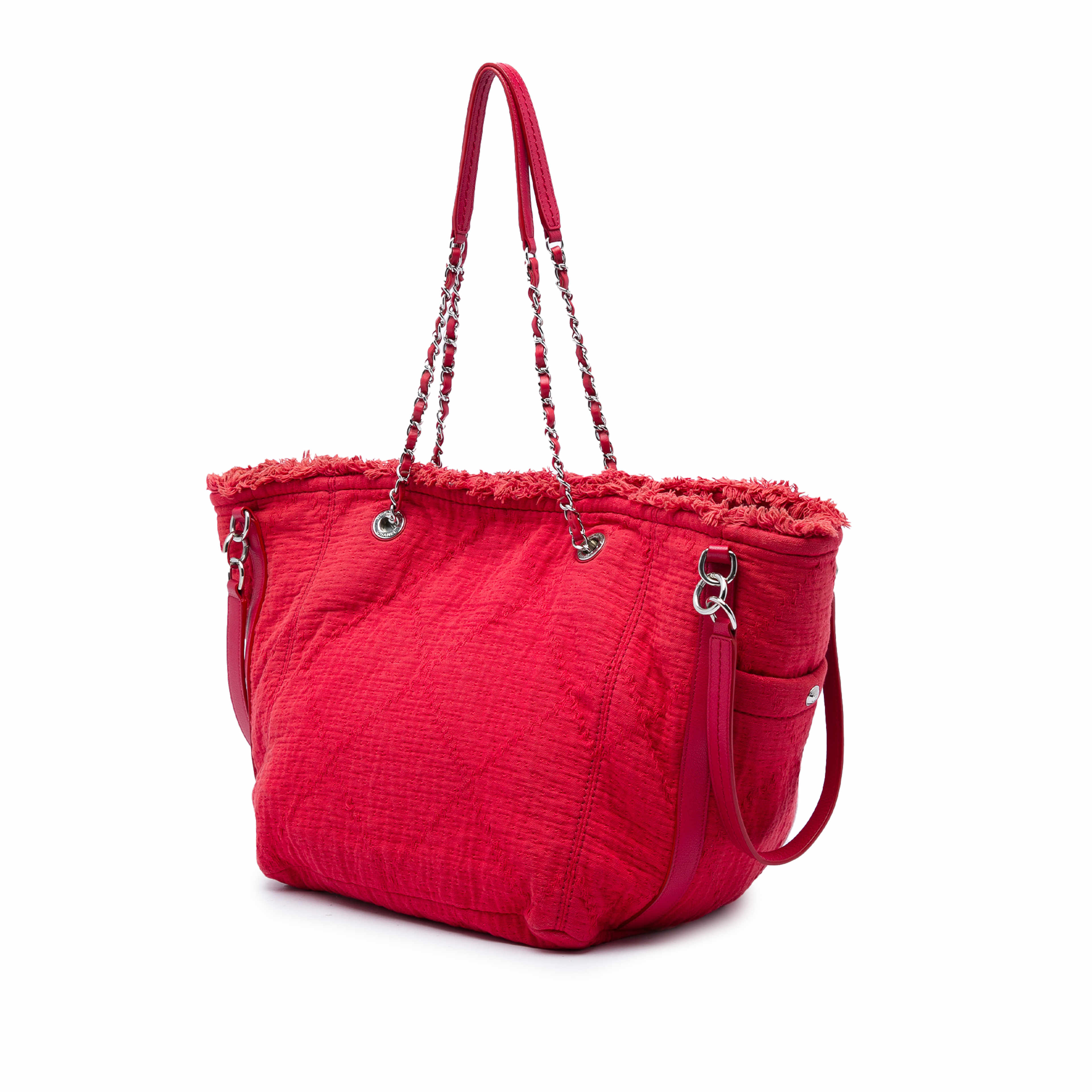 Chanel Cc Fringe Canvas Tote, från Luxclusif, i färgen röd. Klicka för att öppna bilden i stort format