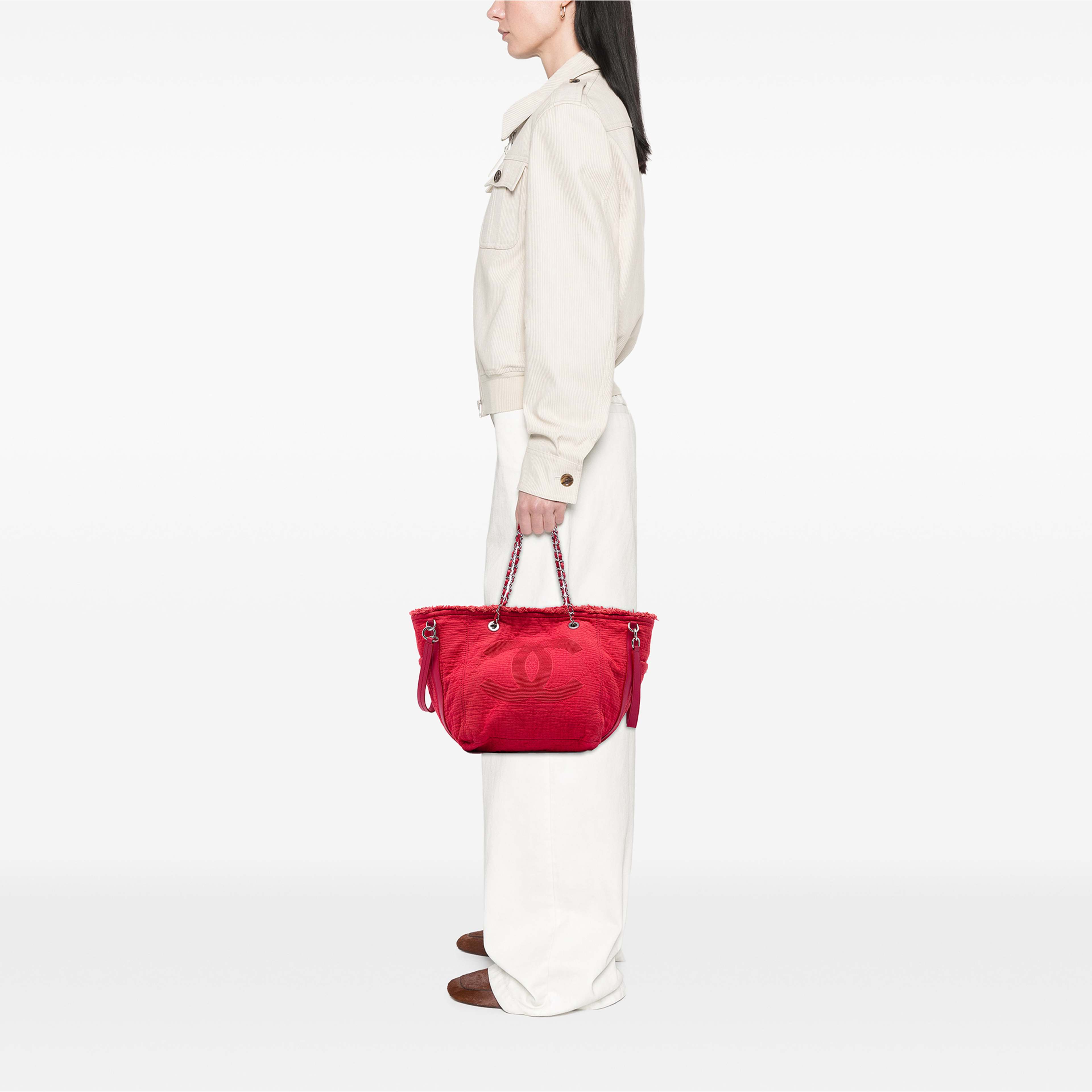 Chanel Cc Fringe Canvas Tote, från Luxclusif, i färgen röd. Klicka för att öppna bilden i stort format