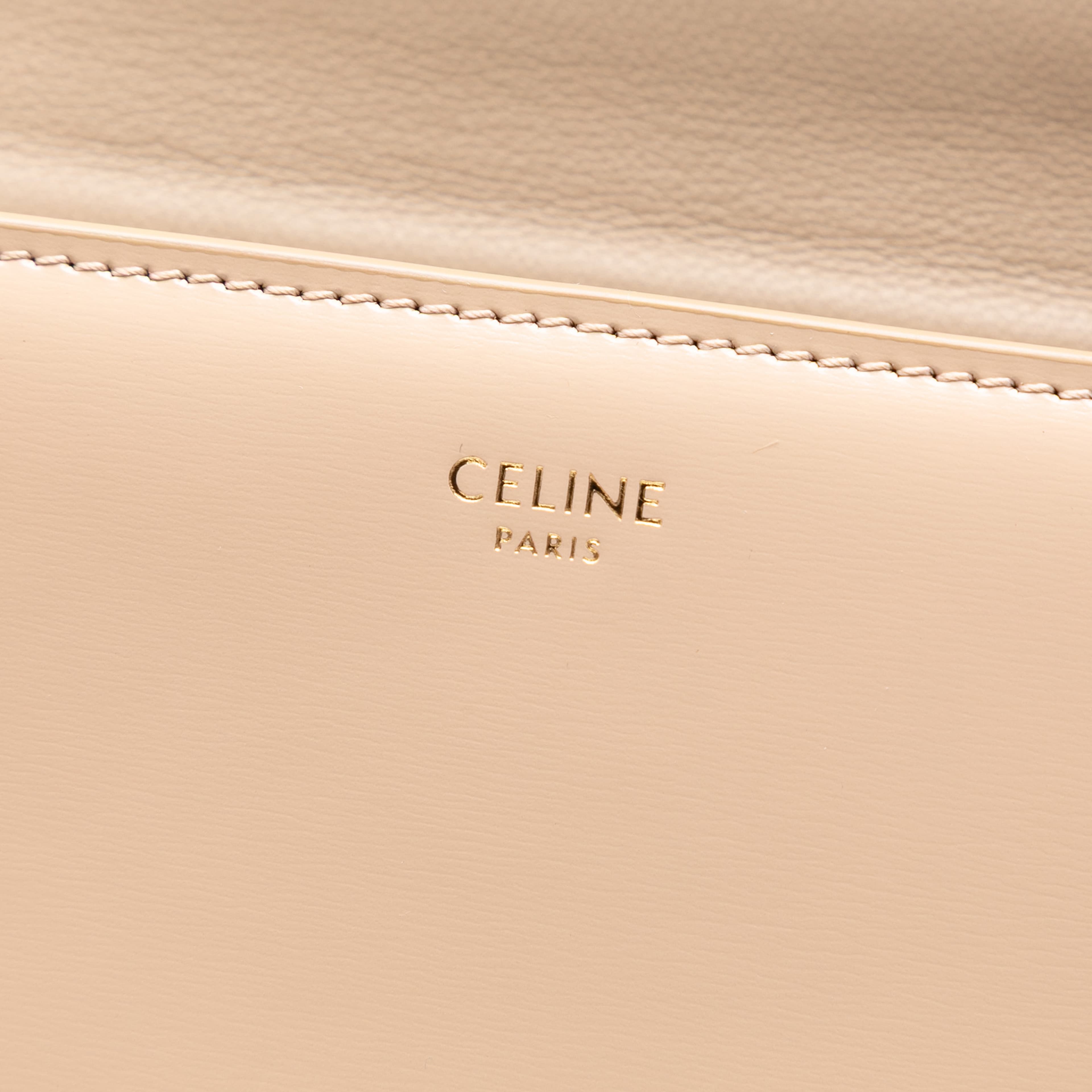 Celine Teen Shiny Calfskin Triomphe Besace Clea Chain Crossbody, från Luxclusif, i färgen beige. Klicka för att öppna bilden i stort format
