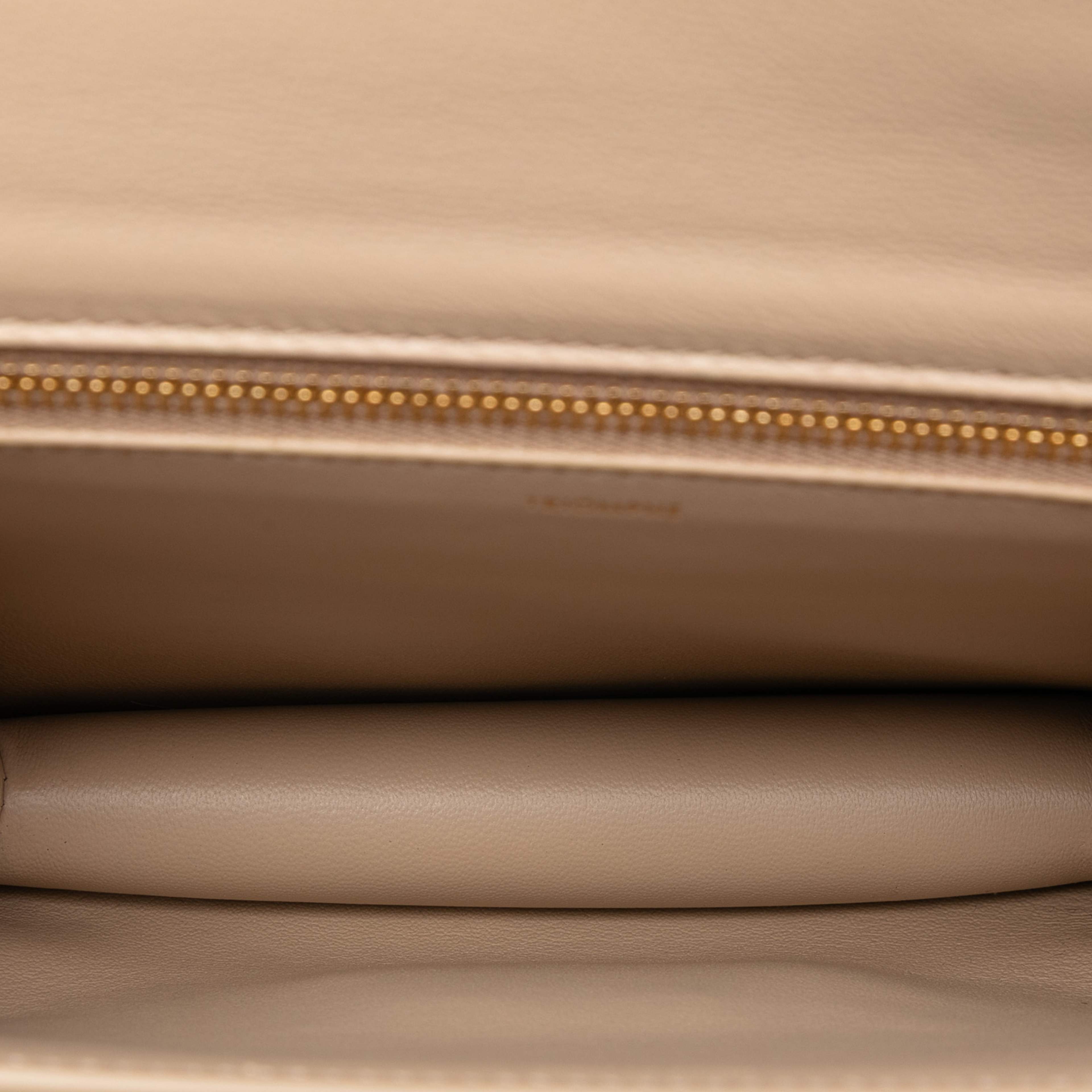 Celine Teen Shiny Calfskin Triomphe Besace Clea Chain Crossbody, från Luxclusif, i färgen beige. Klicka för att öppna bilden i stort format