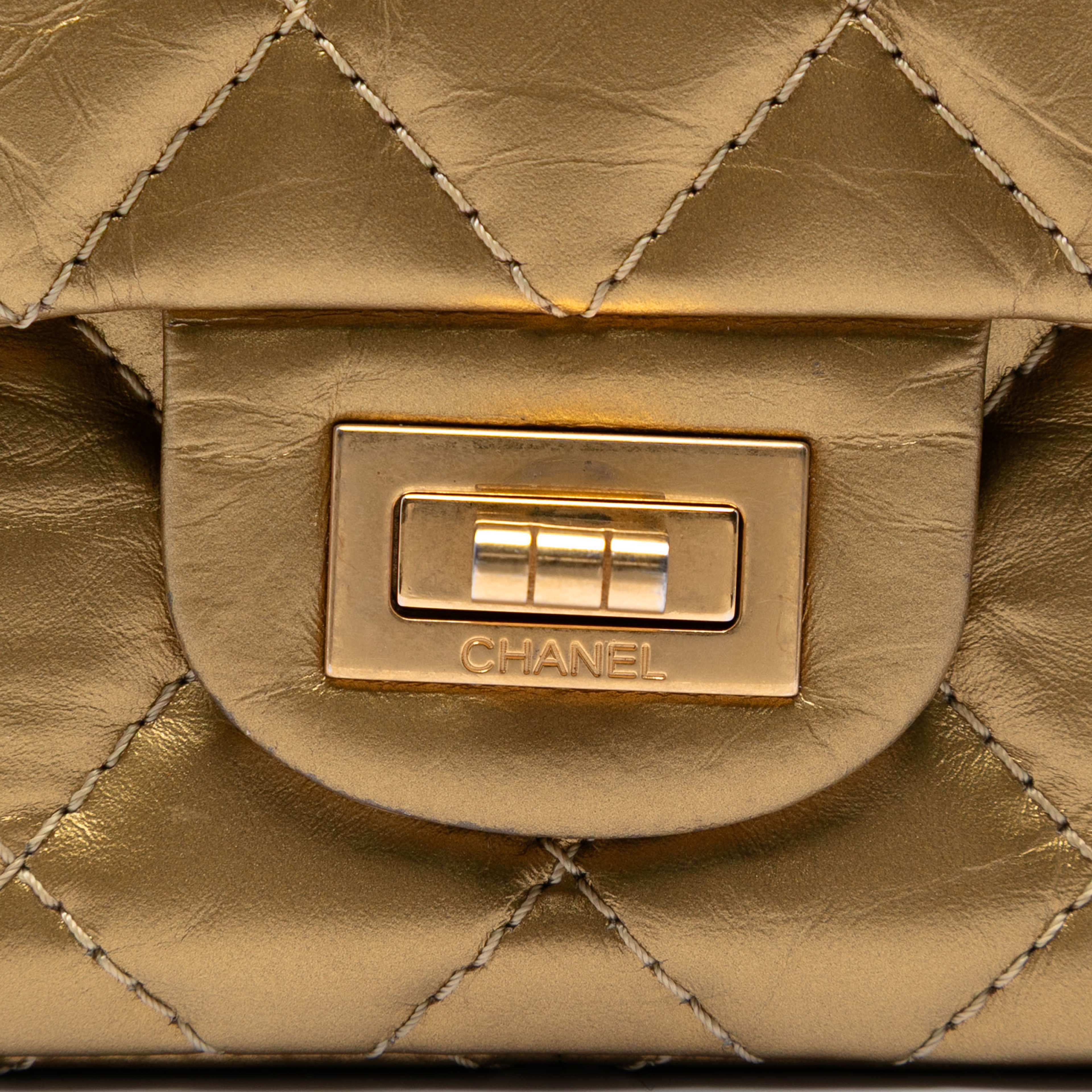 Chanel Quilted Metallic Aged Calfskin Reissue 2.55 Double Flap 226, från Luxclusif, i färgen gold. Klicka för att öppna bilden i stort format