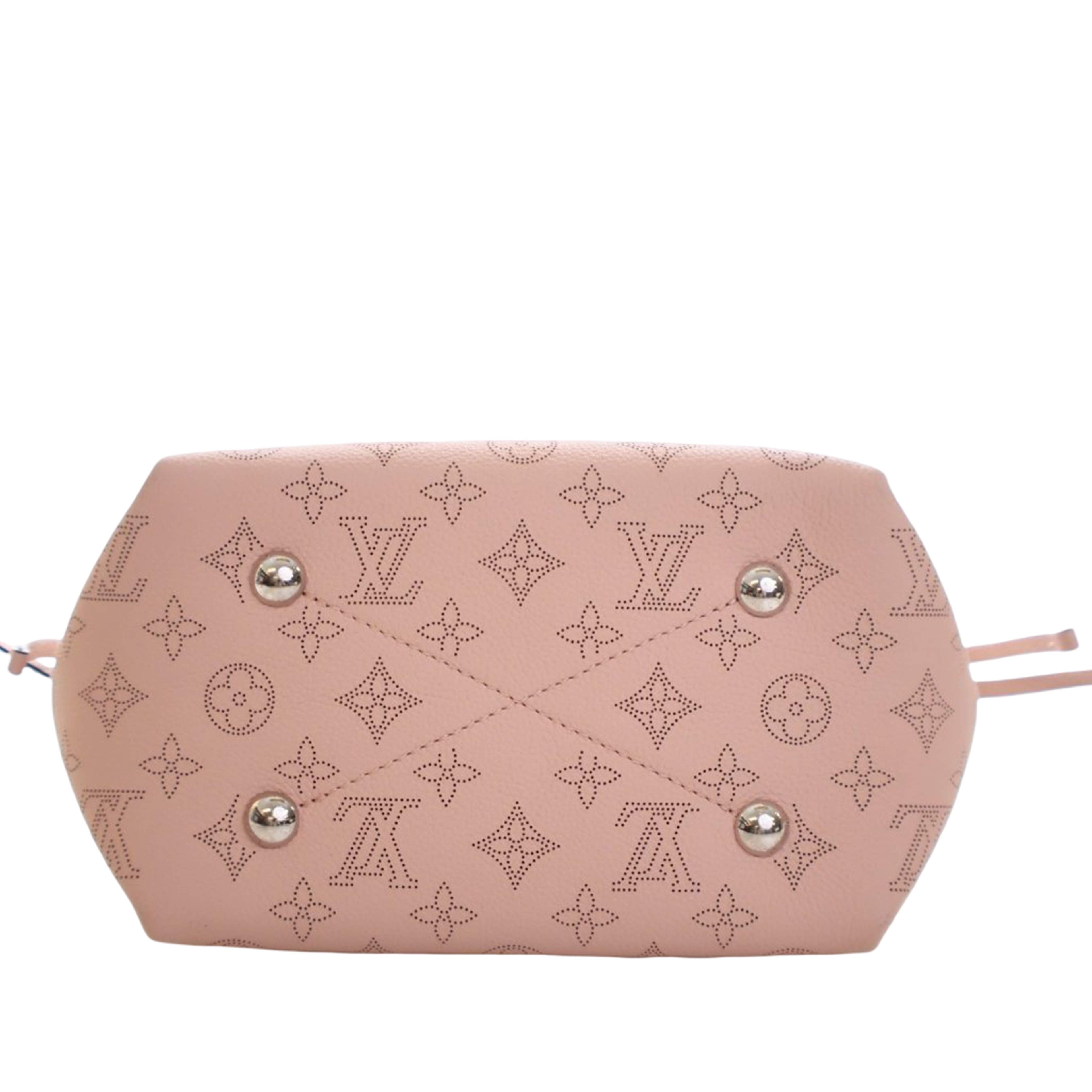 Louis Vuitton Monogram Mahina Bella, från Luxclusif, i färgen light pink. Klicka för att öppna bilden i stort format