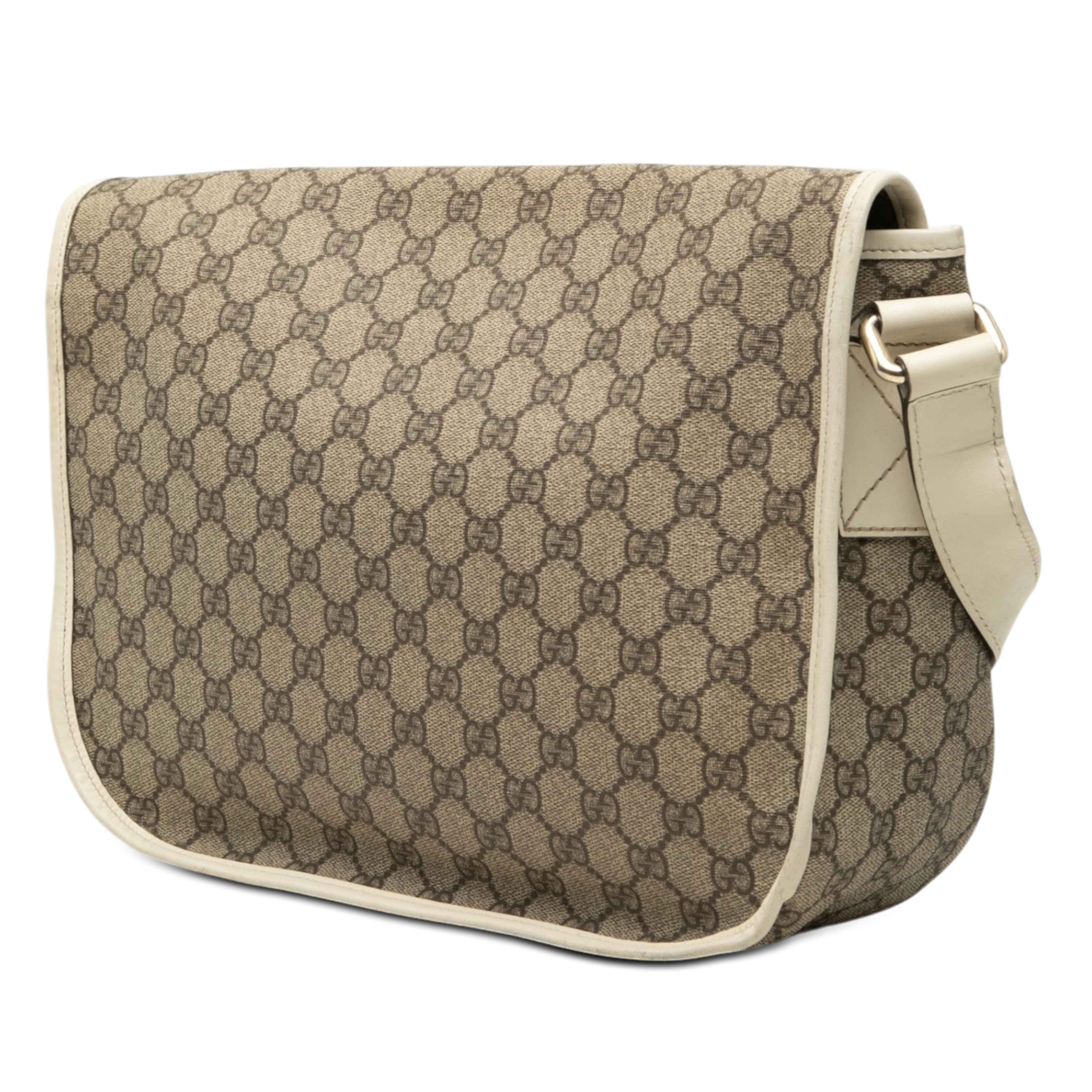 Gucci Gg Supreme Crossbody, från Luxclusif, i färgen beige. Klicka för att öppna bilden i stort format