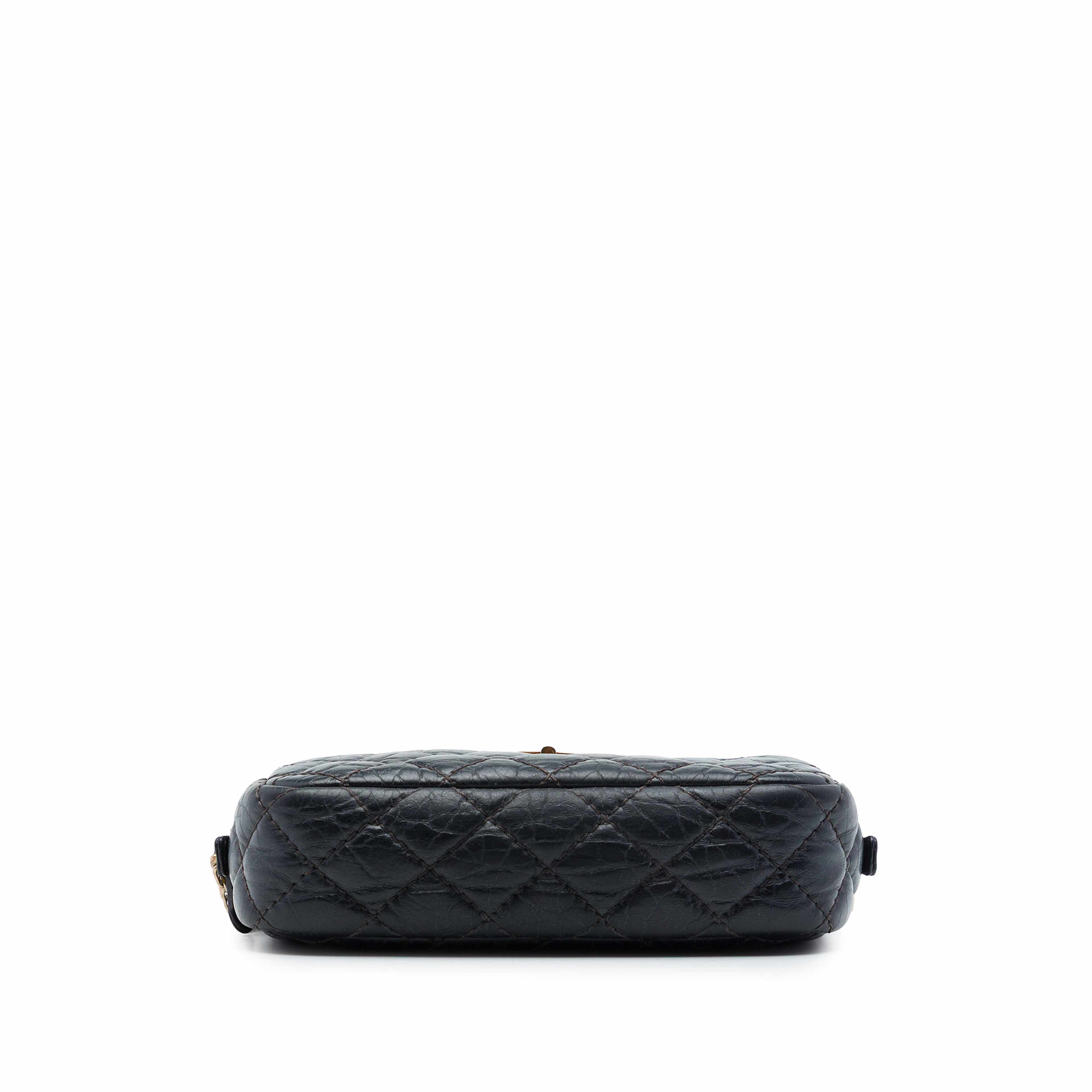 Chanel Mini Quilted Aged Calfskin Reissue Camera Bag, från Luxclusif, i färgen svart. Klicka för att öppna bilden i stort format