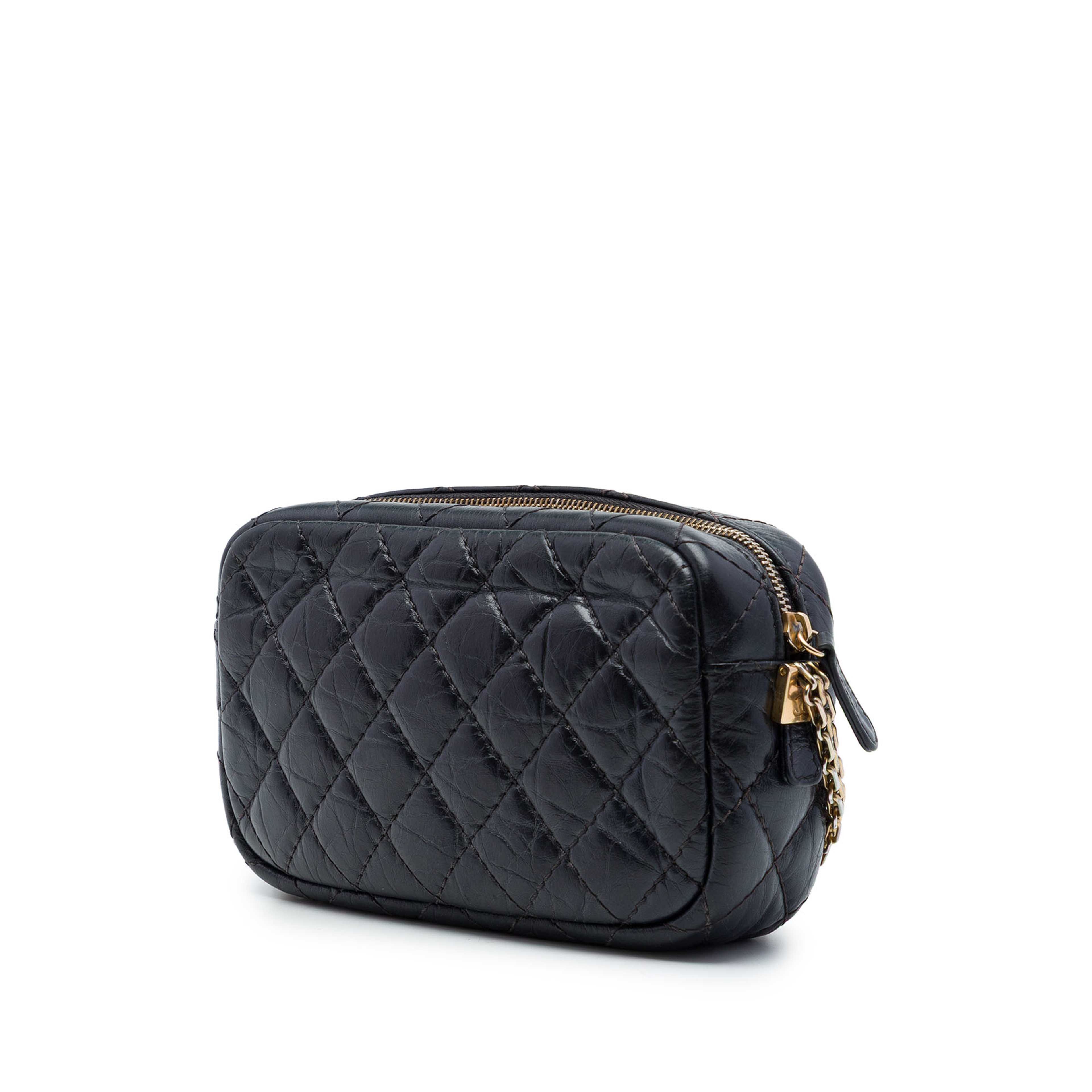 Chanel Mini Quilted Aged Calfskin Reissue Camera Bag, från Luxclusif, i färgen svart. Klicka för att öppna bilden i stort format