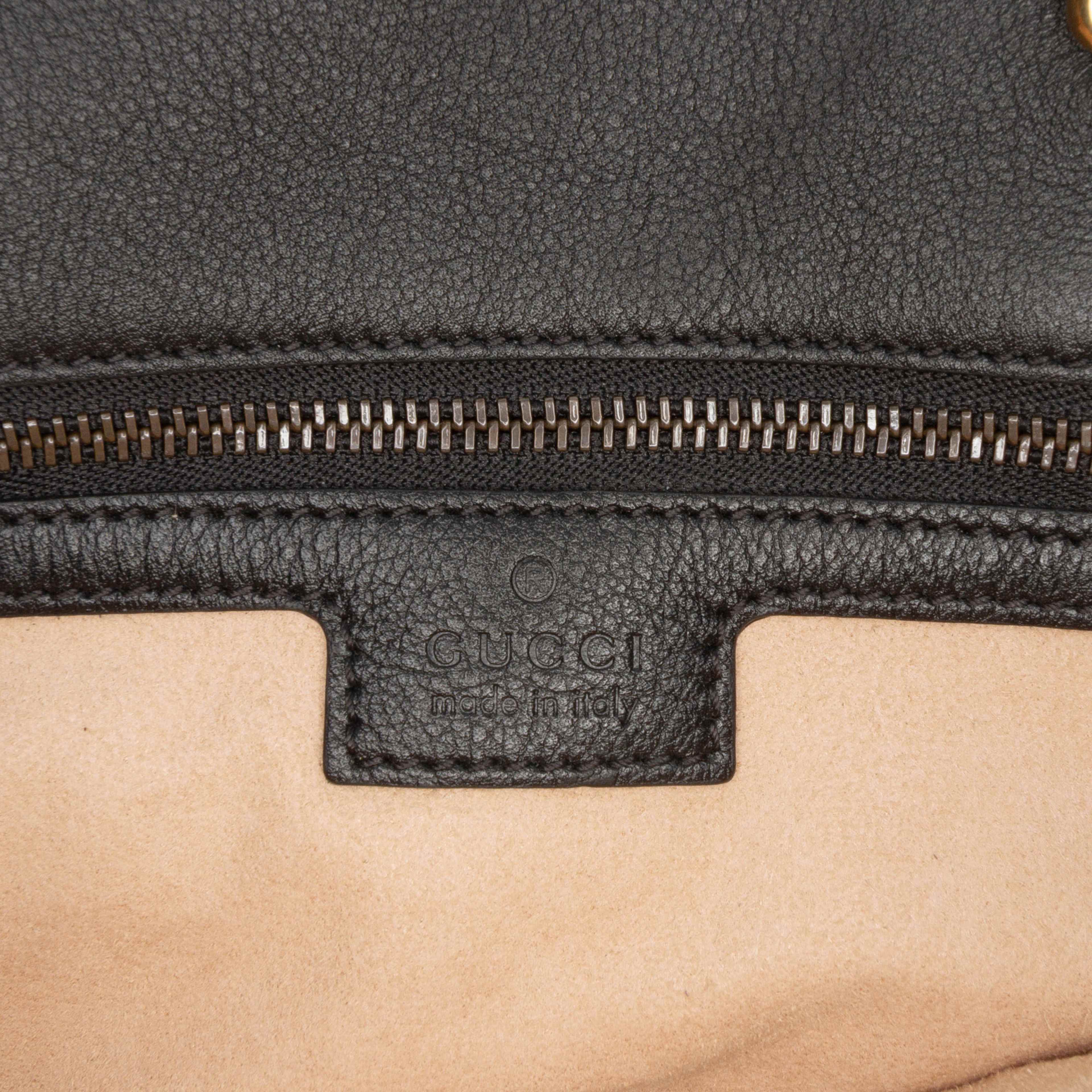 Gucci Small Calfskin Bamboo Diana Convertible Bucket Bag, från Luxclusif, i färgen black. Klicka för att öppna bilden i stort format