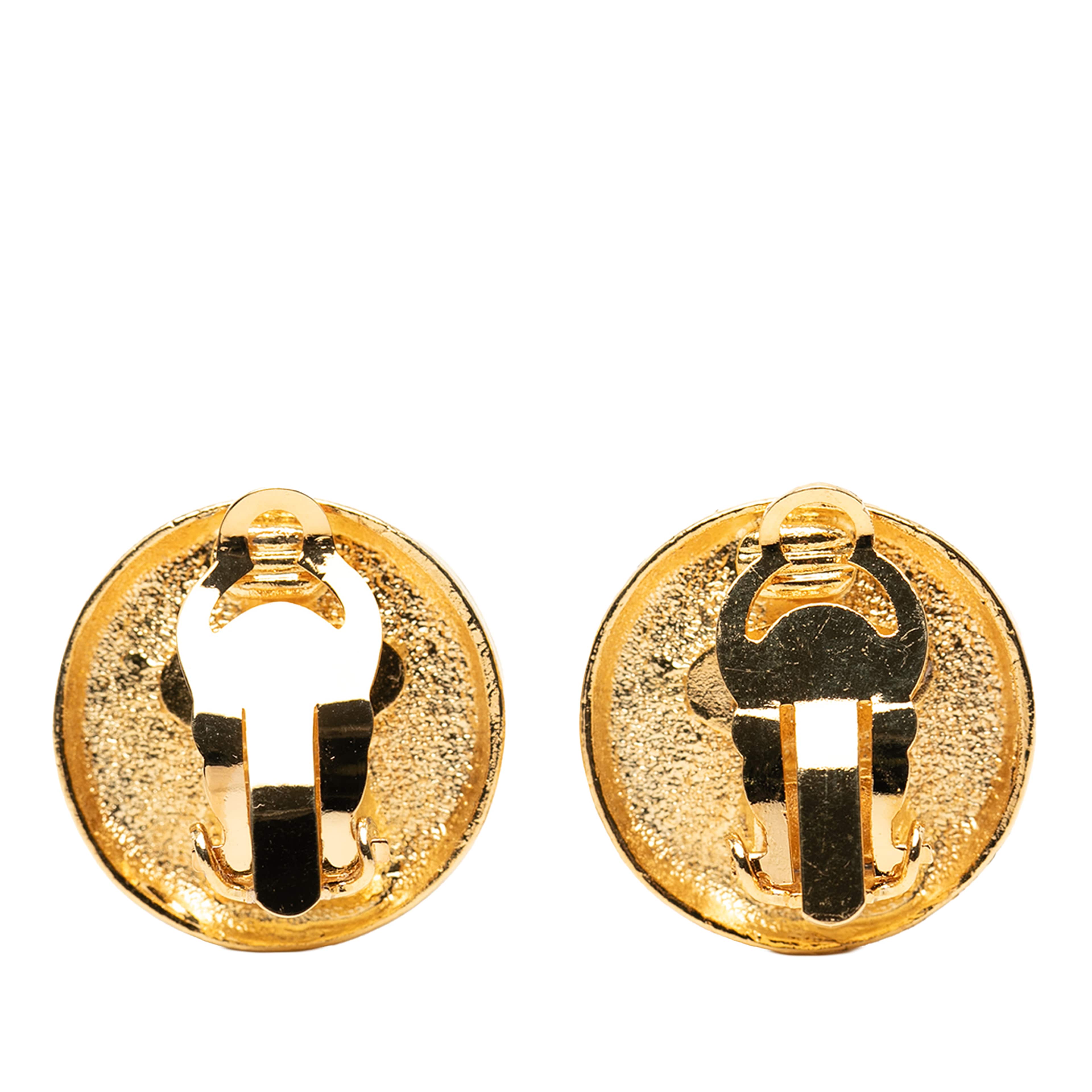 Chanel Cc Gold Plated Button Clip On Earrings, från Luxclusif, i färgen gold. Klicka för att öppna bilden i stort format