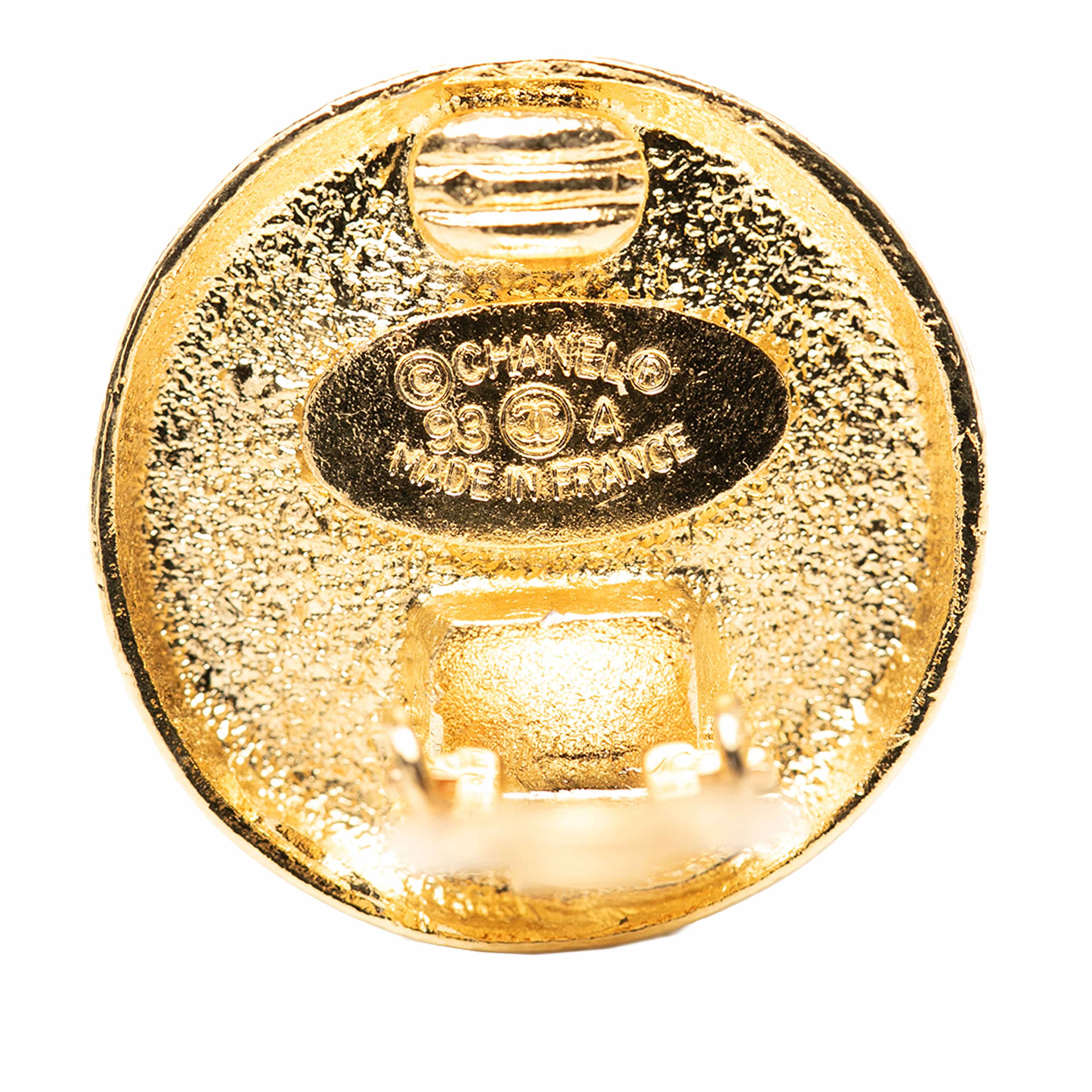 Chanel Cc Gold Plated Button Clip On Earrings, från Luxclusif, i färgen gold. Klicka för att öppna bilden i stort format