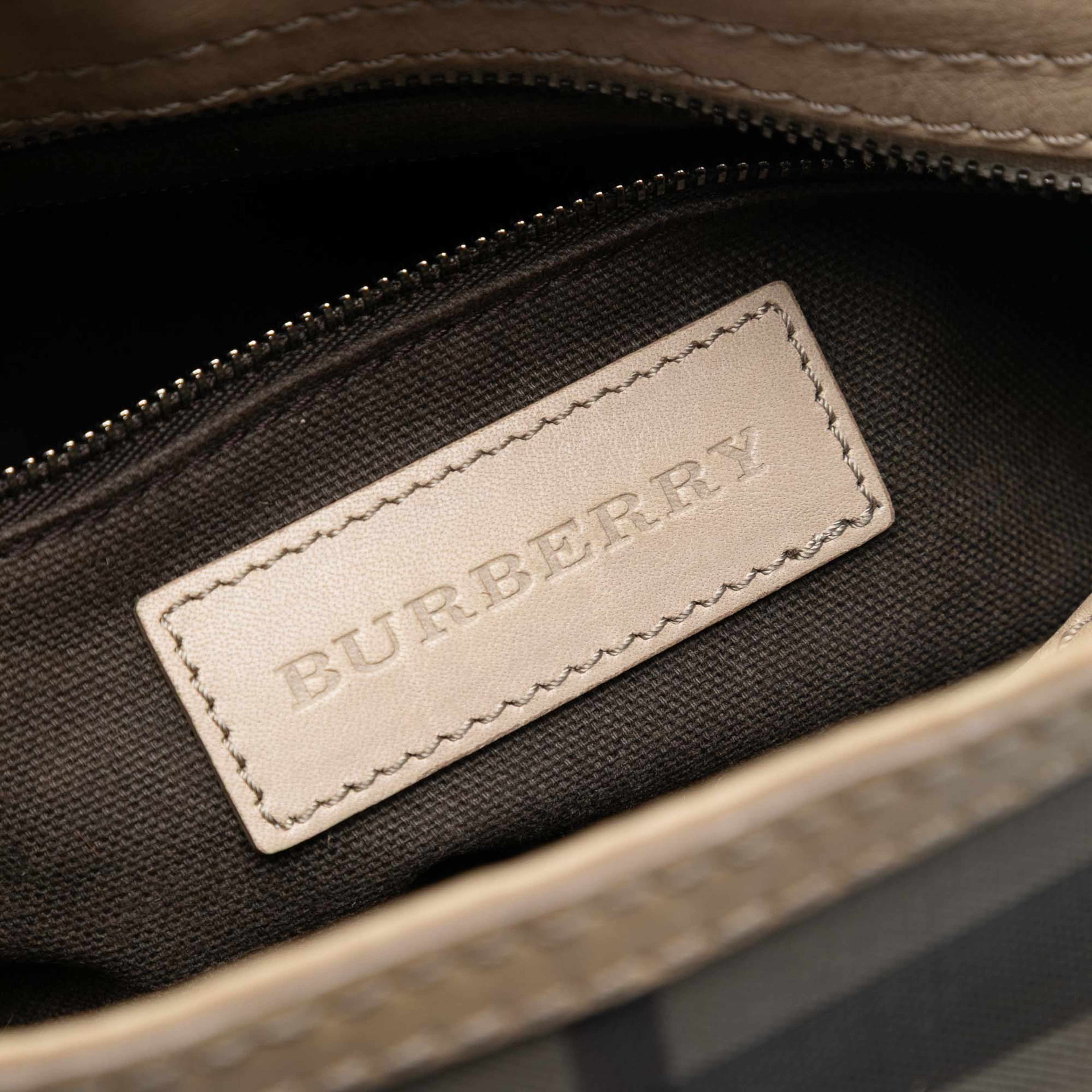 Burberry Smoked Check Coated Canvas Crossbody, från Luxclusif, i färgen beige. Klicka för att öppna bilden i stort format